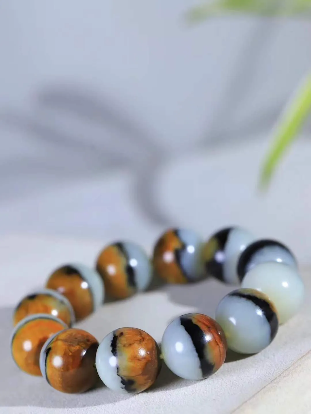 【珠圆玉润.手串】

精品️和田玉三色珠圆玉润手串 玉质温润细腻  整串打磨圆润，佩戴舒适。珠珠落