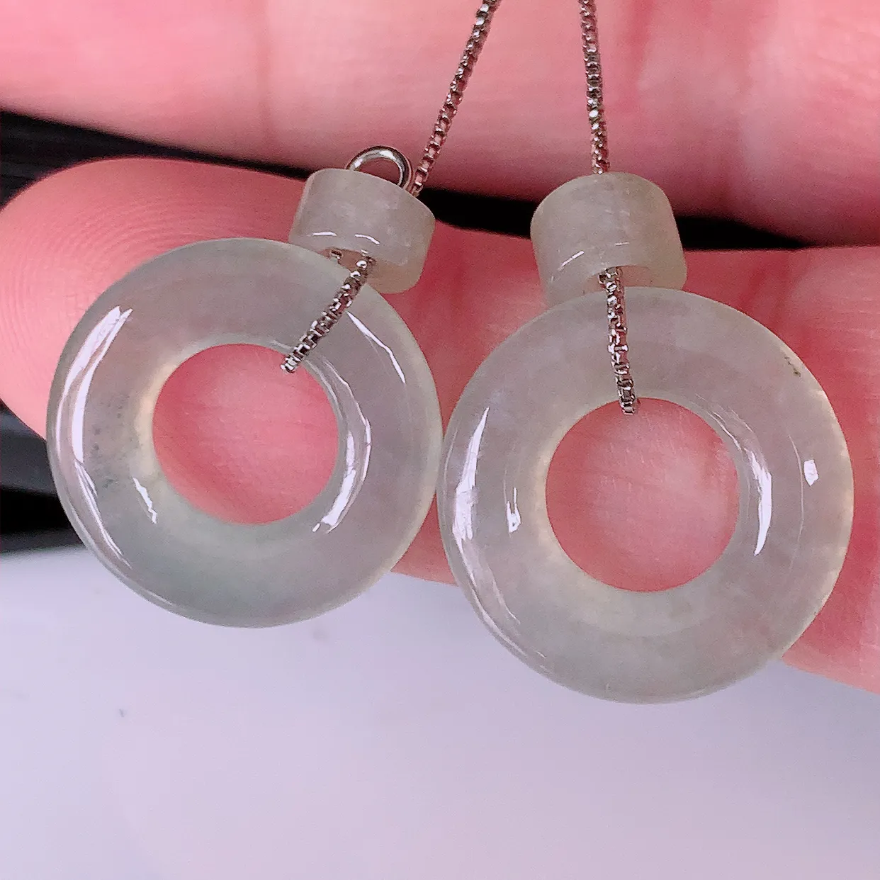 自然光实拍，冰种翡翠一对平安扣耳坠，翠色灵动，玉质细腻，颜色漂亮，品相佳，佩戴佳品！配银线 #130.4平安扣尺寸16-2.8mm