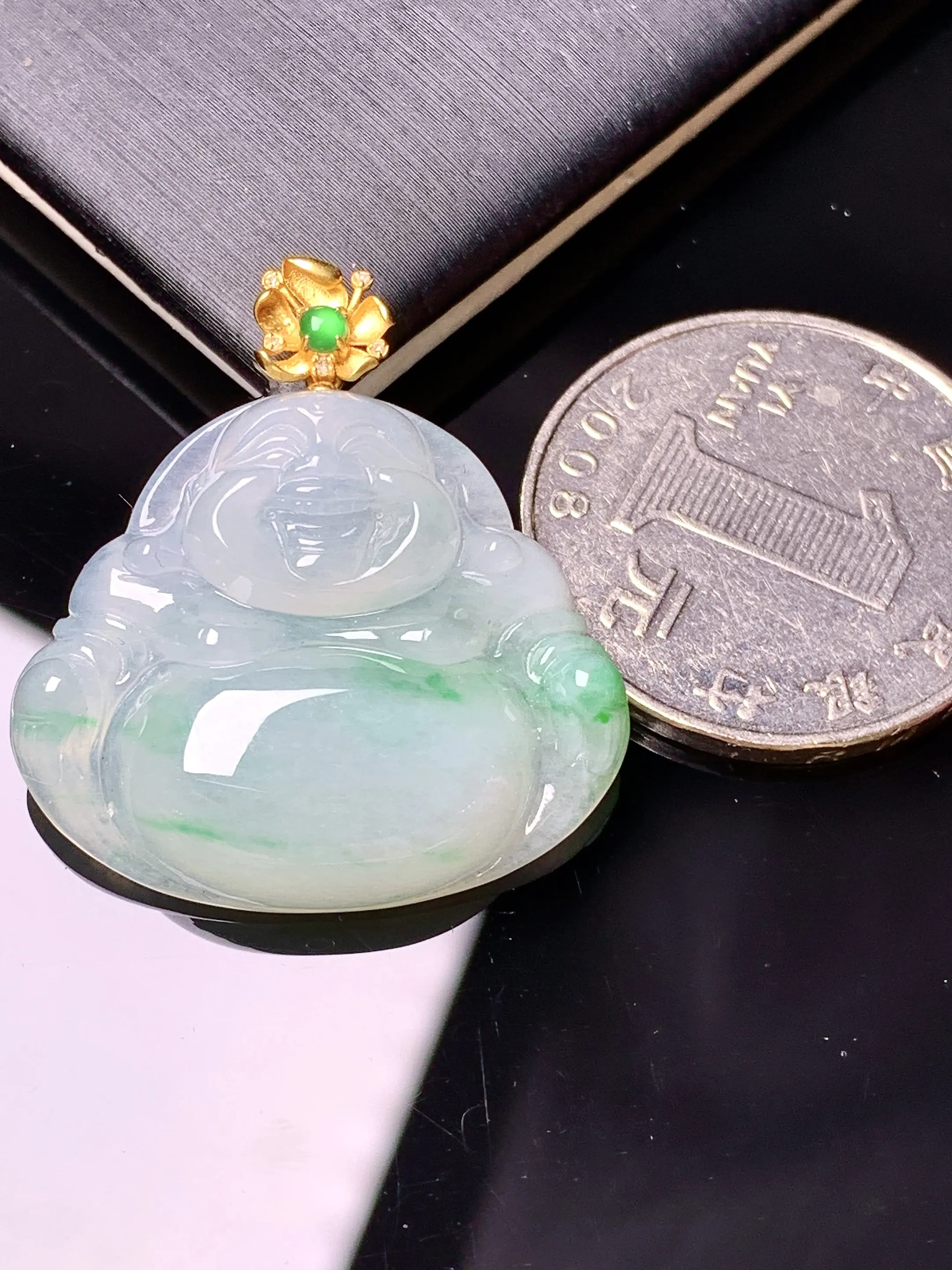 18k金钻镶嵌飘绿佛公吊坠 玉质细腻 色泽清新艳丽 整体尺寸30.5*28*6