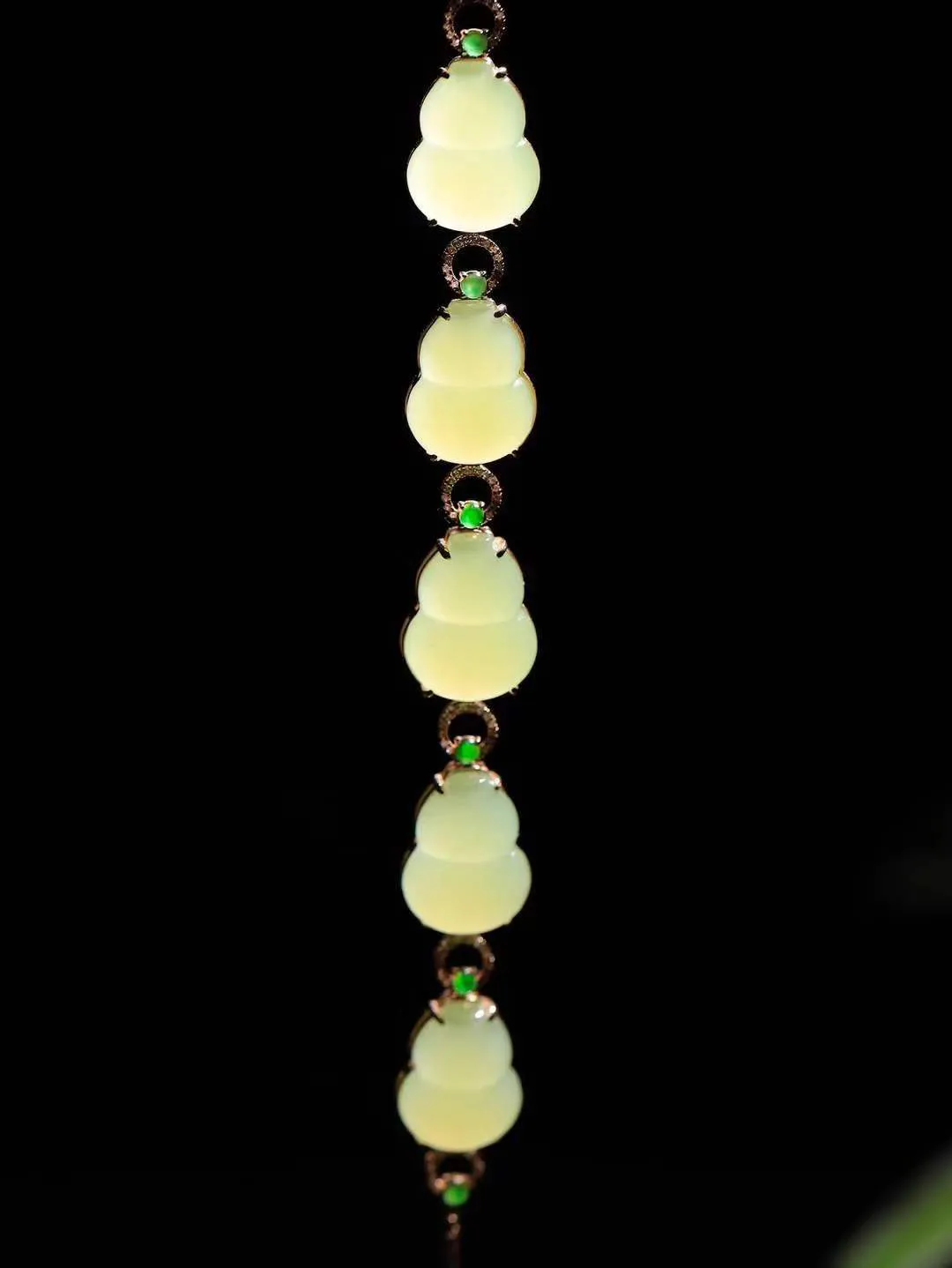 【金镶玉.福禄.手链】

精品和田玉黄口18k金镶嵌葫芦手链，玉质细腻油润 造型饱满 寓意子孙万代，吉祥如意。葫芦通“福禄”，祈福平安，福禄齐康，静心洗凡尘。传统文化中最原始的吉祥物之一，艺术感佳，玩心至宝，意趣十足。
重13.2克   尺寸取一16.6-12.6mm    89102533A