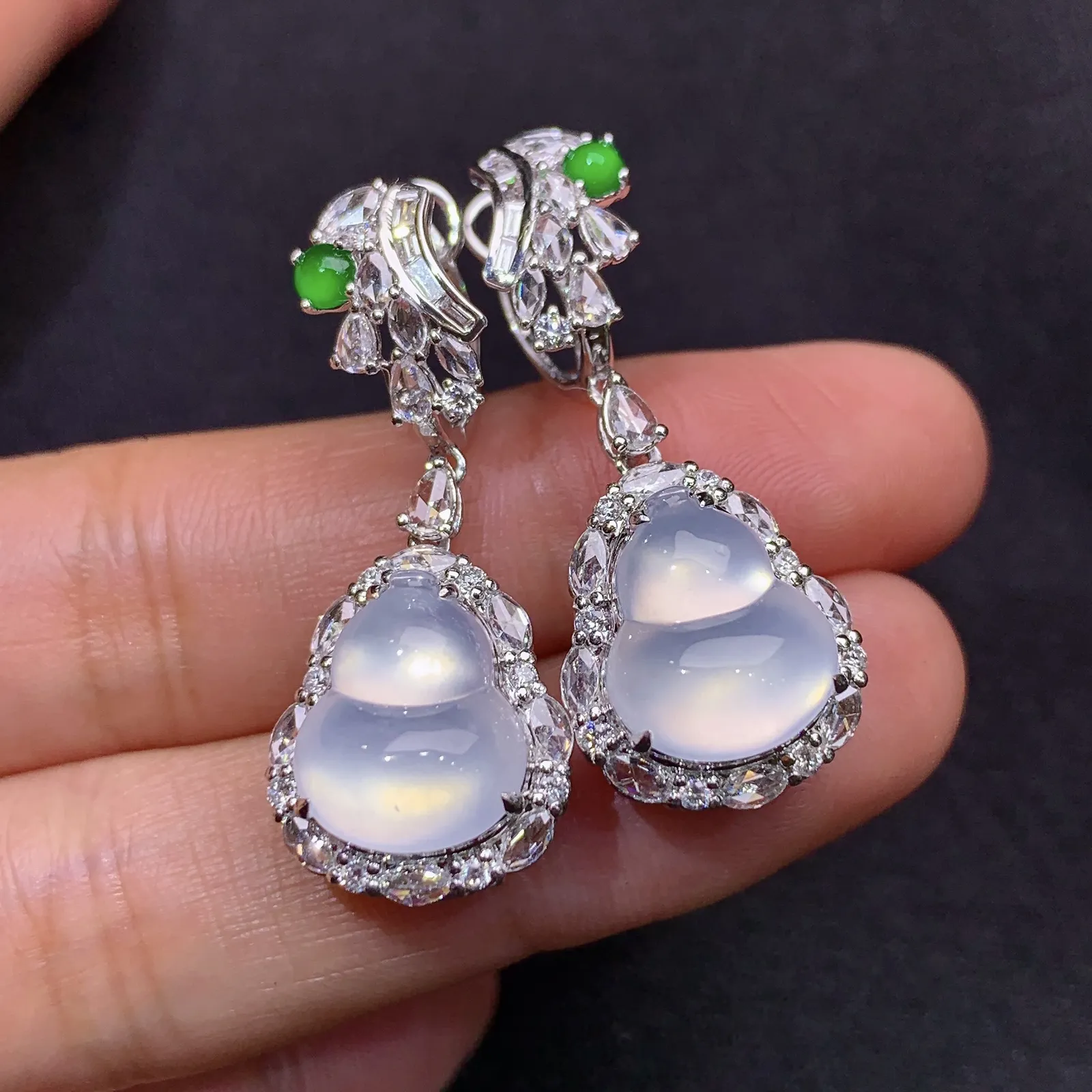 18k金钻镶嵌冰种葫芦耳坠 搭配小阳绿蛋面镶嵌 玉质水润细腻 清新透亮 整体尺寸35.5*13.6*10.3