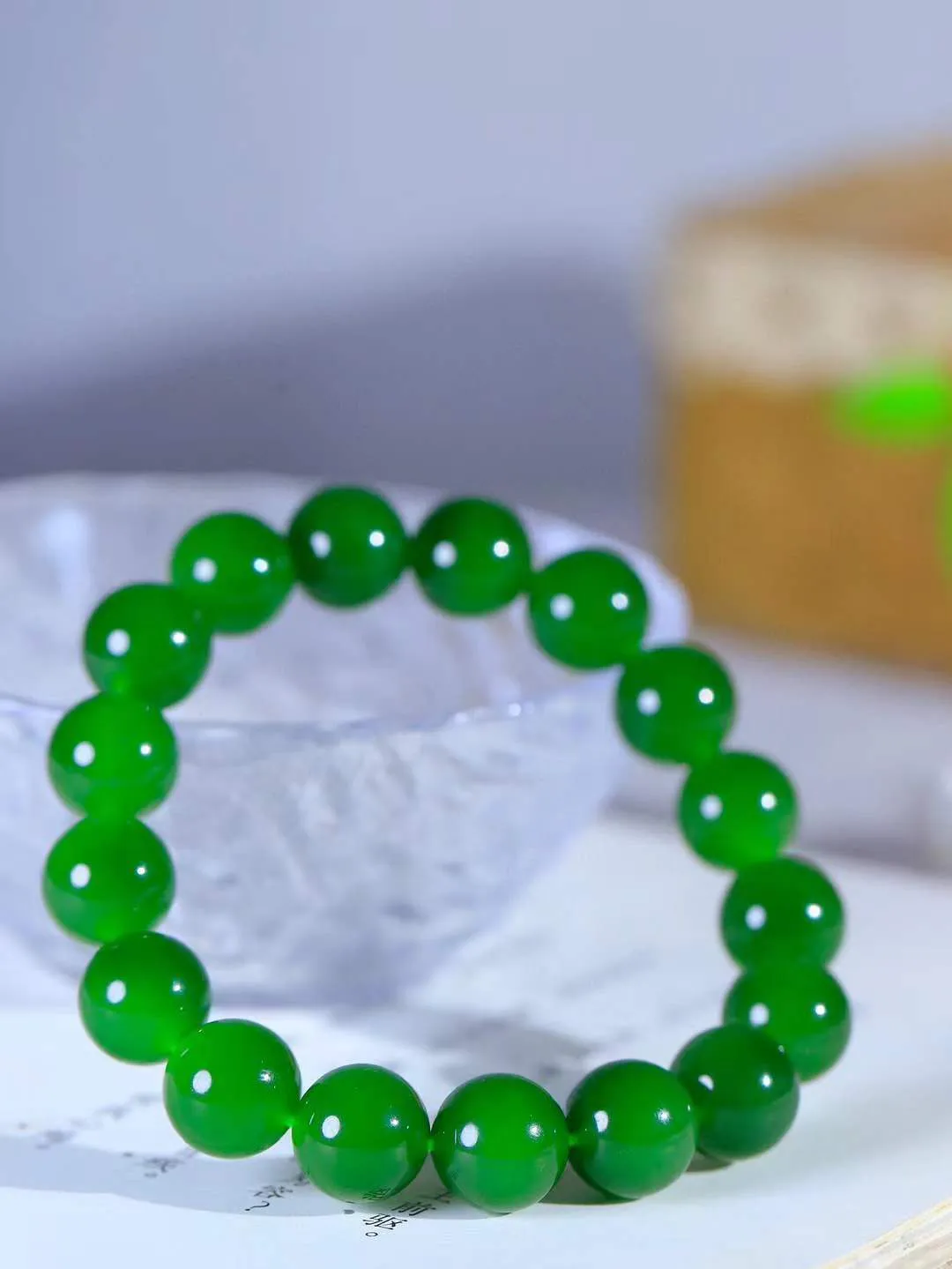 【珠圆玉润.手串】

收藏级臻品️和田玉碧玉珠圆玉润手串 玉质温润细腻  整串打磨圆润，佩戴舒适。珠珠落玉盘，间关莺语花底滑，一生美好时光，无论身在何处，都有它相伴相守。事事顺遂，幸福美满，吉祥如意。重45.2克 尺寸取一12mm  FDA-22102737