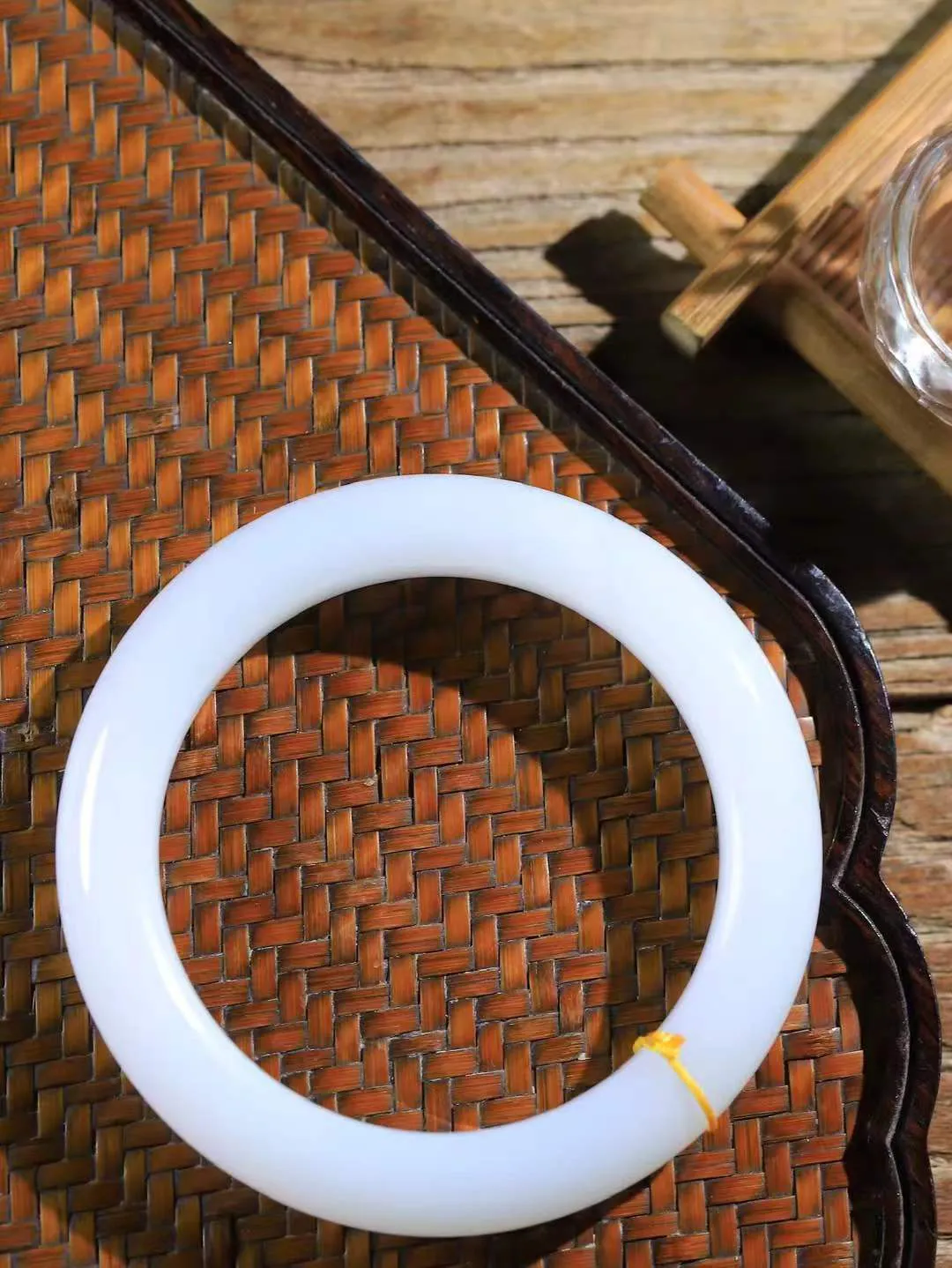 （温柔雅致.手镯）

精品️和田玉白玉手镯。镯型饱满，温润细腻，脂润沁香。️执一卷书，沏一盏茶，着一袭裙，戴一只镯。淡淡浅笺，素心若兰，静赏玉中诗画。悠悠岁月，芊手轻摘，盛满诗样芳华。重79克   尺寸60.5-13-11.2mm    FDL-66102633