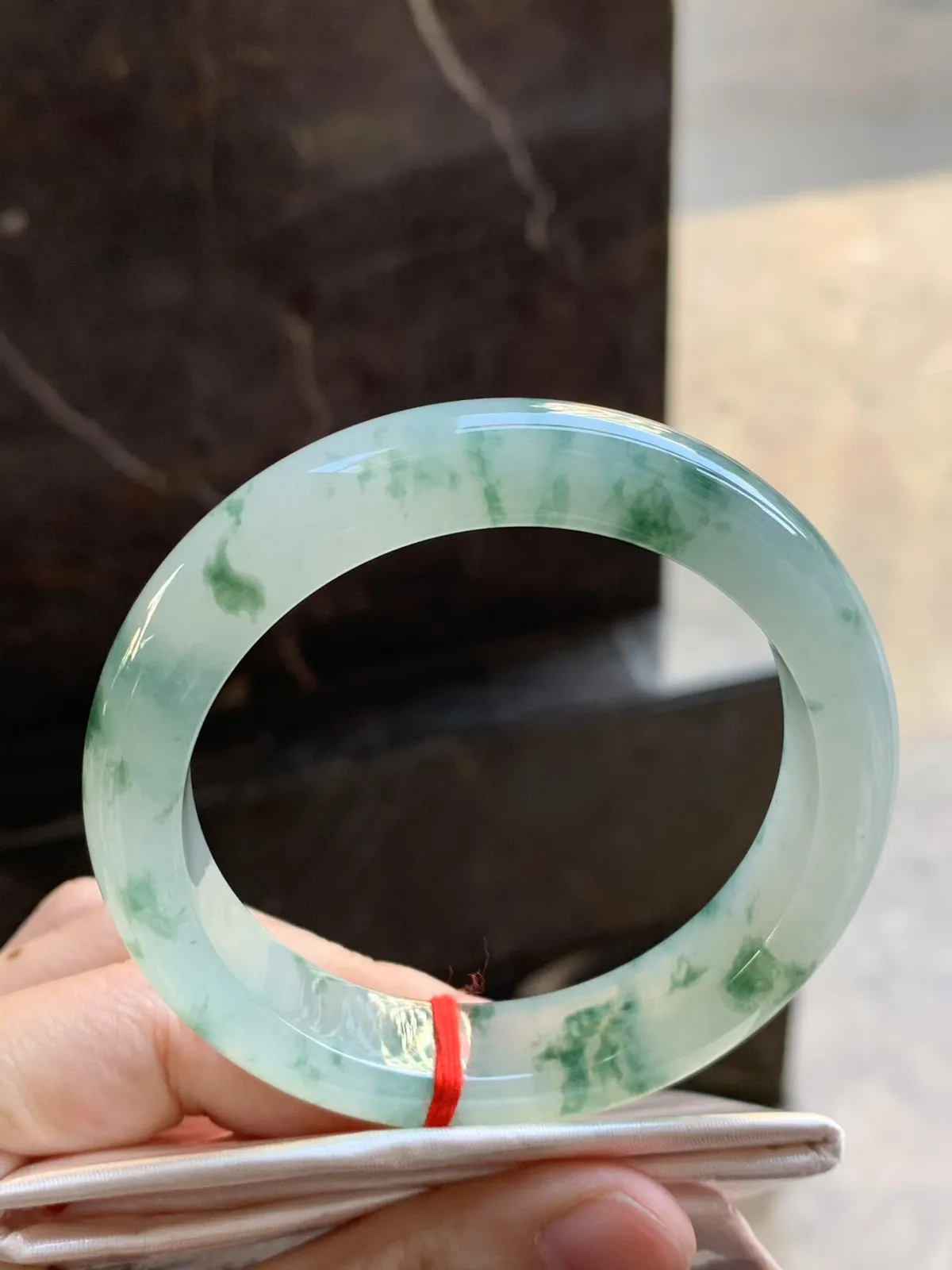 冰种飘花手镯
  品相好 清爽 颜色漂亮 种水好 
     尺寸 55.3-13.3-8.8mm