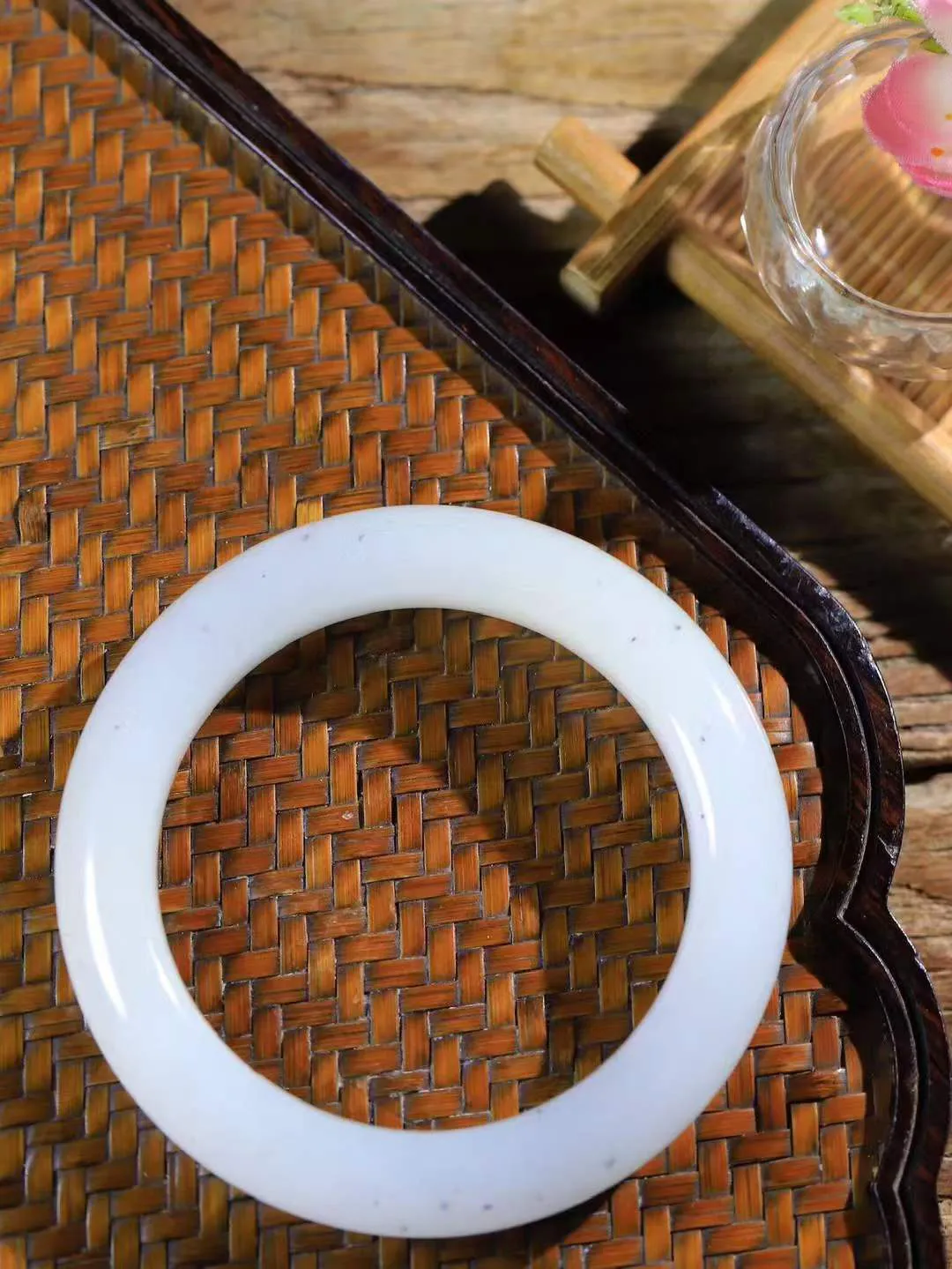 【花样年华·手镯】

精品和田玉白玉点墨手镯，质地油润细腻，色泽高贵典雅，镯型古朴典雅。在诗情画意的雨巷相遇，你是我腕间的一抹风情，有你眸有深情，清风荡漾湖间静水，我愿俯身低眉，在烟波涟漪处，寻你深情倩影。内径55mm尺寸12.6-10.5mm 重67.2克fDA-78102547