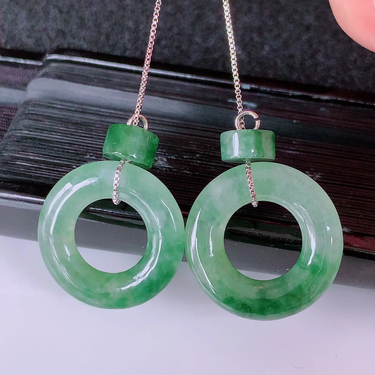 自然光实拍，冰种飘花翡翠一对平安扣耳坠，翠色灵动，玉质细腻，颜色漂亮，品相佳，佩戴佳品！配银线 #1