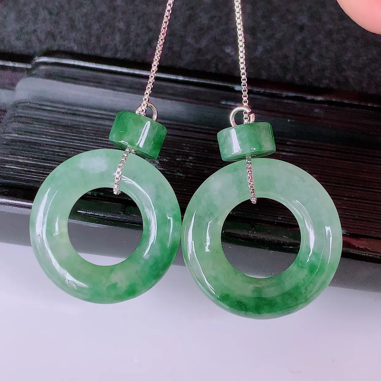 自然光实拍，冰种飘花翡翠一对平安扣耳坠，翠色灵动，玉质细腻，颜色漂亮，品相佳，佩戴佳品！配银线 #132.4平安扣尺寸18.8*3.2