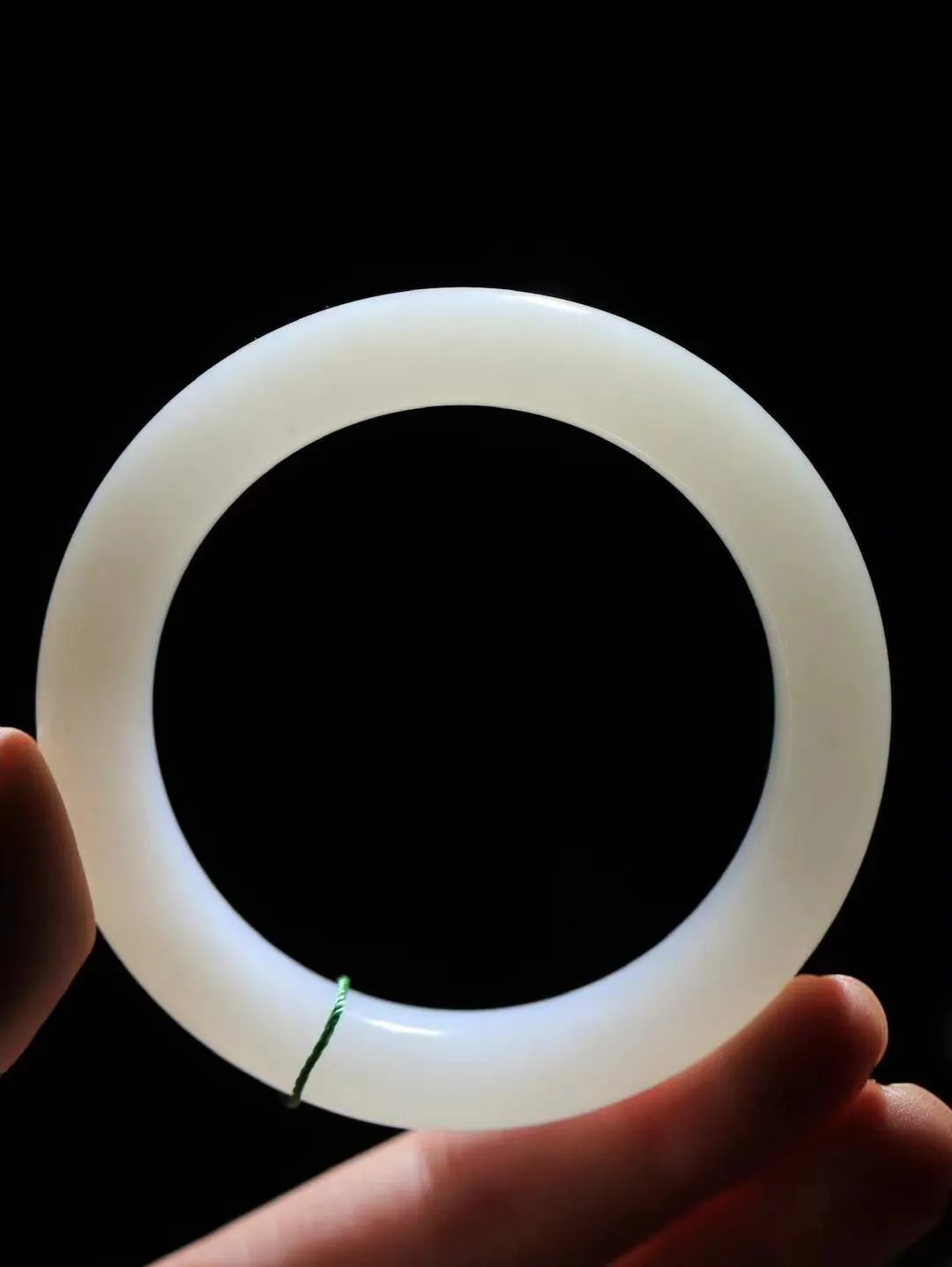 （柔情似水.手镯）

精品和田玉白玉手镯，玉质温润细腻，镯型饱满圆润，优雅知性，姽婳于幽静兮，又婆娑乎人间，经典款型，古朴典雅。极具灵性，腕间风情，风姿卓越。 重71.6克   尺寸57.5-13-10.6mm    FDL-36142626