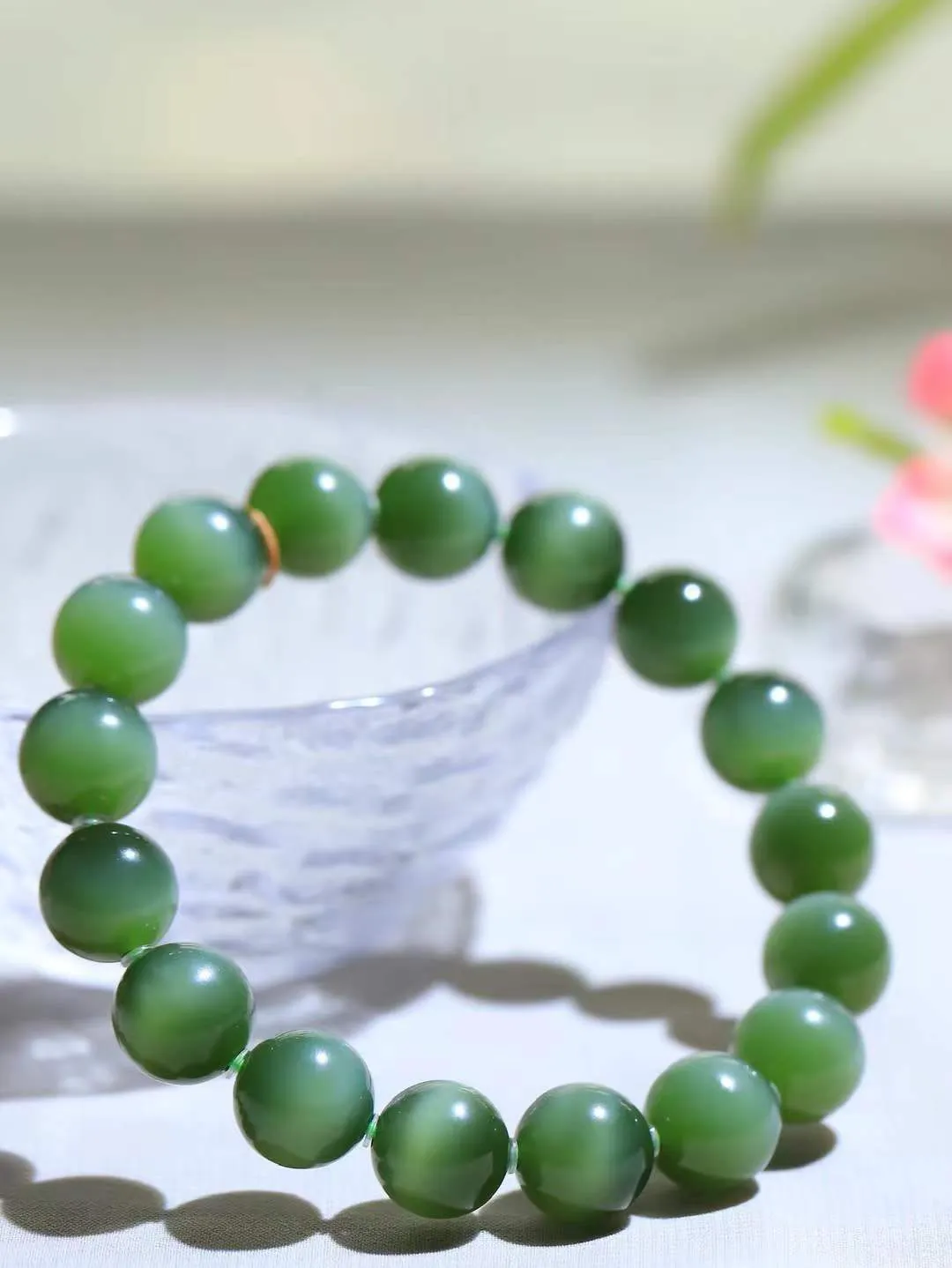 【珠圆玉润.手串】

精品️和田玉碧玉猫眼珠圆玉润手串 玉质温润细腻  整串打磨圆润，佩戴舒适。珠珠落玉盘，间关莺语花底滑，一生美好时光，无论身在何处，都有它相伴相守。事事顺遂，幸福美满，吉祥如意。重46.2克 尺寸取一12mm FDT-16172613