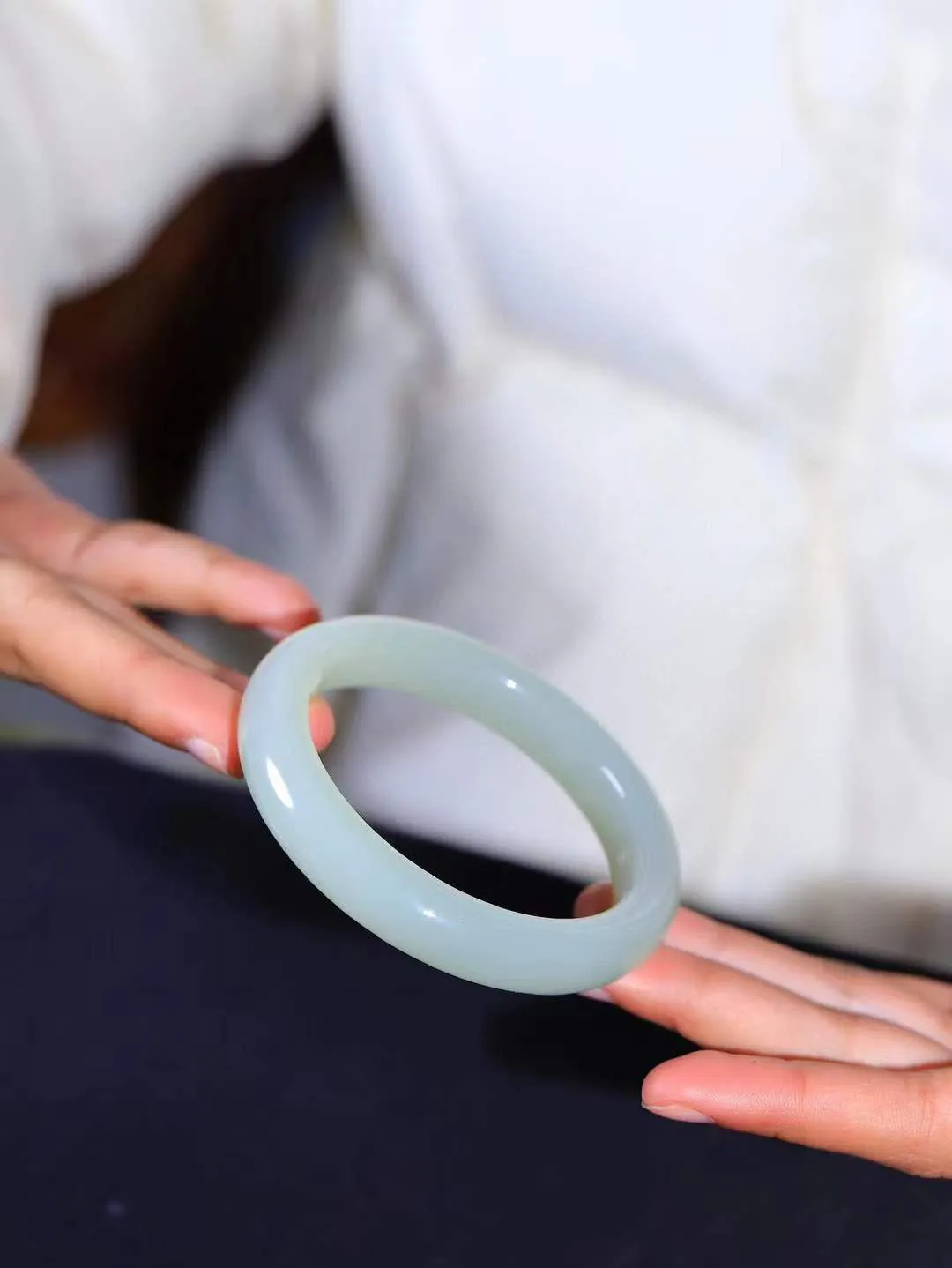 【晴水相伴.镯】

精品️和田玉晴水手镯，以其淡雅的晴水色调，成为腕间的一抹亮色。玉质细腻，触感温