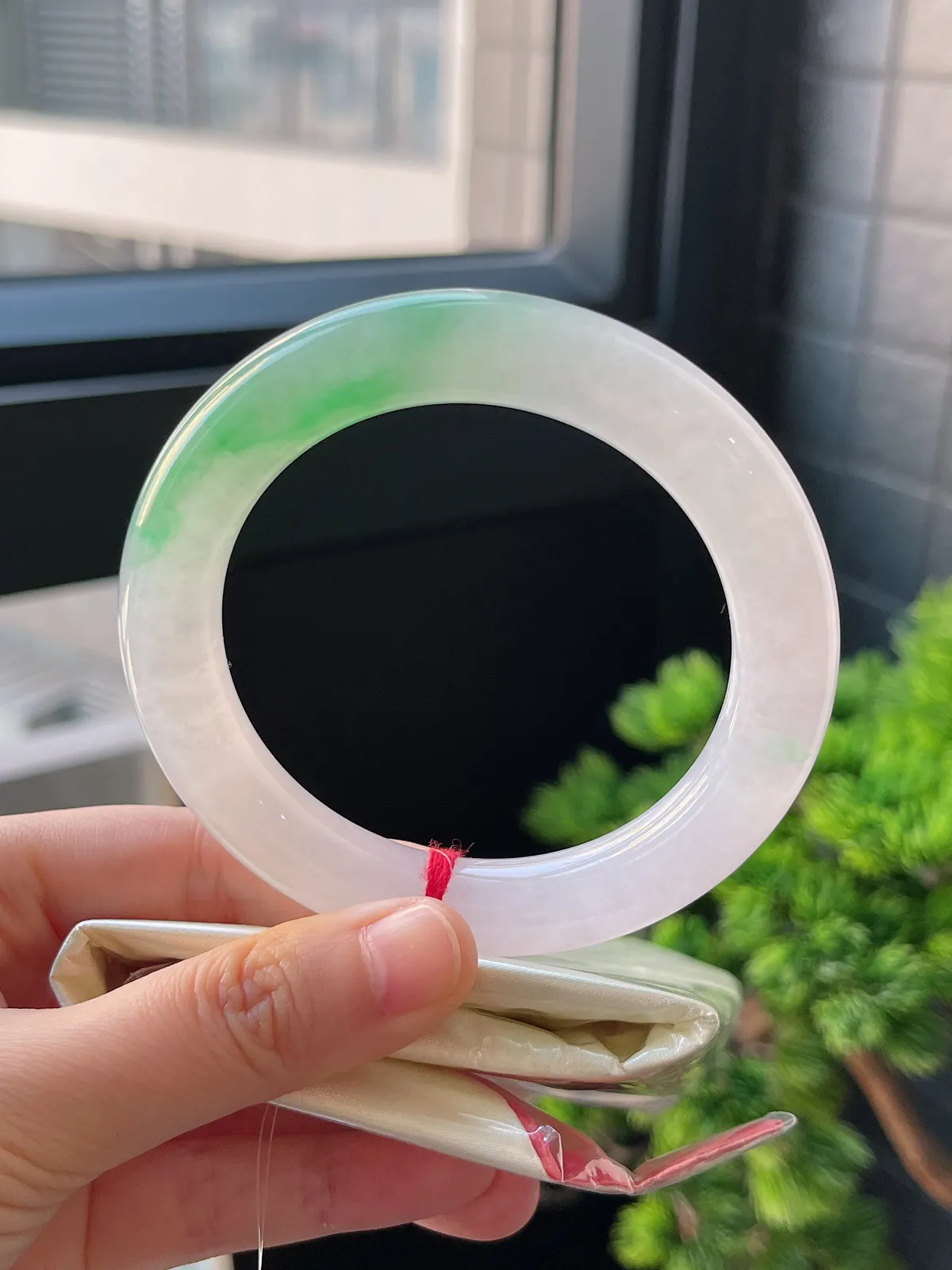 圆镯57.7圈口，翡翠冰糯种飘花手镯