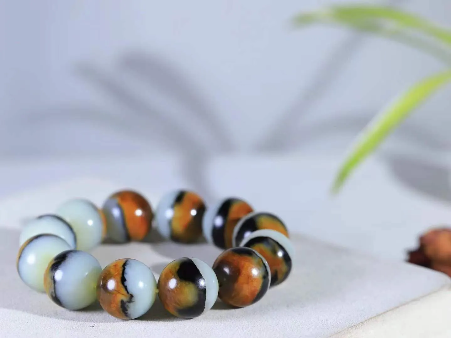 【珠圆玉润.手串】

精品️和田玉三色珠圆玉润手串 玉质温润细腻  整串打磨圆润，佩戴舒适。珠珠落