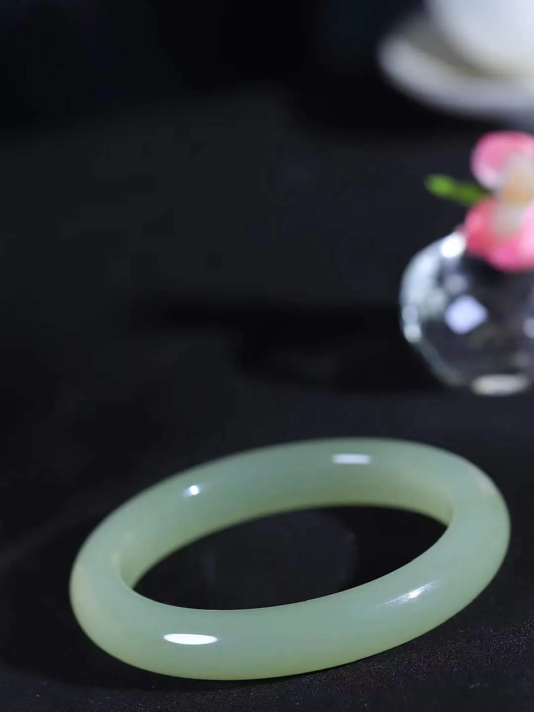 【晴水相伴.镯】

精品️和田玉晴水手镯，以其淡雅的晴水色调，成为腕间的一抹亮色。玉质细腻，触感温