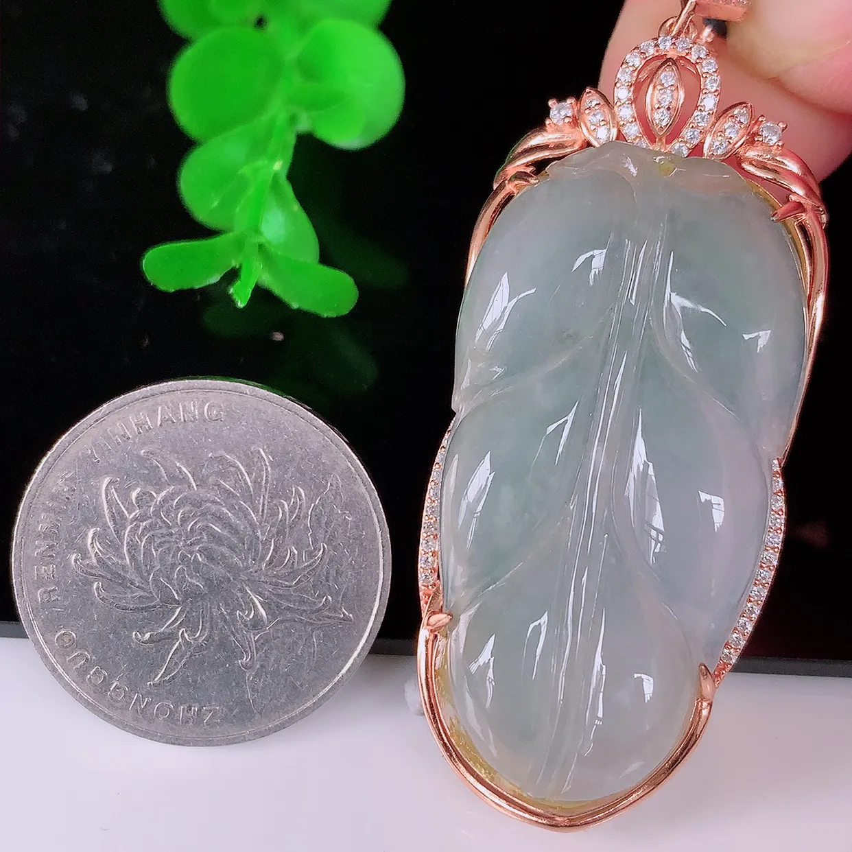 冰种翡翠925银镶嵌叶子吊坠，自然光实拍，翠色灵动，颜色漂亮，种老水足，品相佳，佩戴佳品！#037.4整体59*22.5*8.2裸石41-21.8