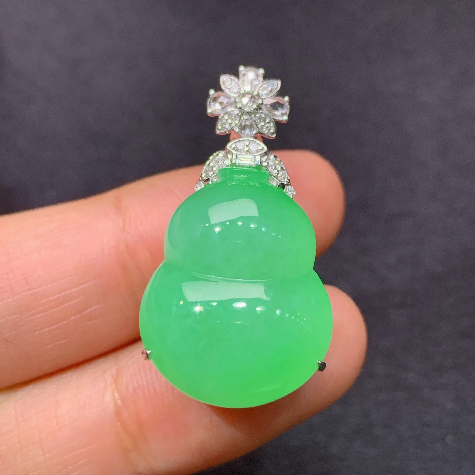 果绿葫芦吊坠，18k金镶嵌，冰润色阳，玉质细腻，种水足，Ysj 尺寸30.3*16.1*12.9