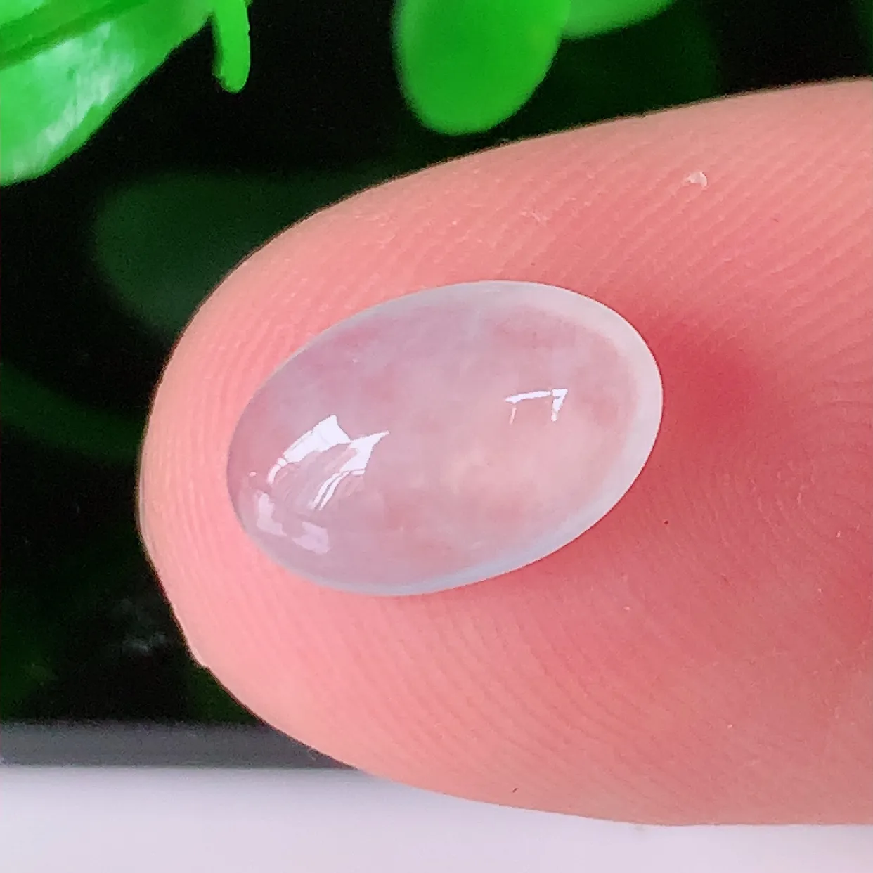 自然光实拍，冰种翡翠戒面，蛋面，翠色灵动，玉质细腻，颜色漂亮，品相佳，镶嵌更靓，佩戴佳品！#681.4尺寸10.5*6.8*3.5mm