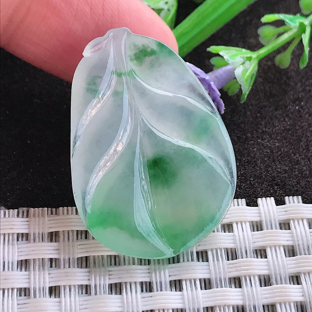 实拍A货翡翠32.8/23.5/5老坑冰种起胶飘阳绿叶子吊坠翡翠玉牌挂件