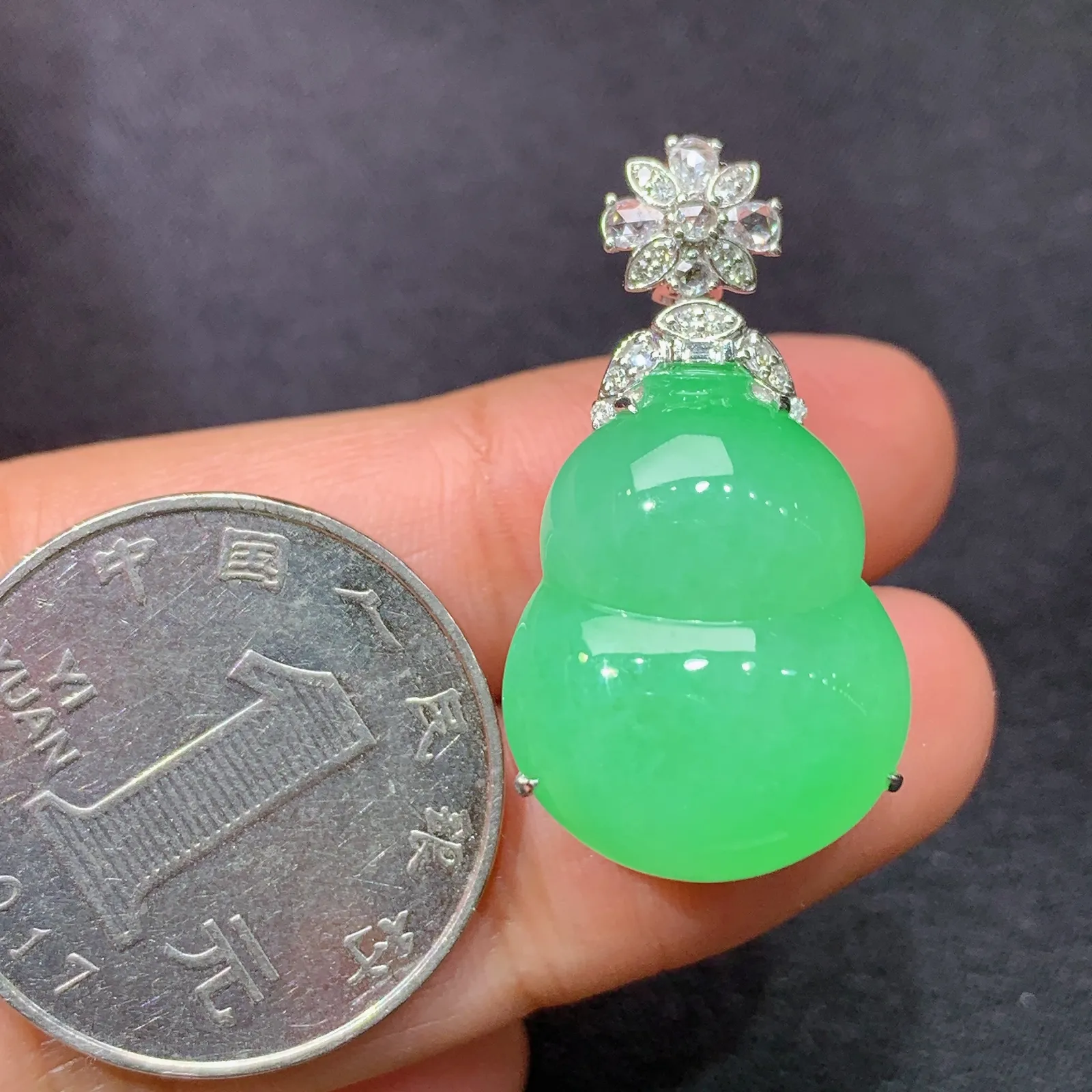 果绿葫芦吊坠，18k金镶嵌，冰润色阳，玉质细腻，种水足，Ysj 尺寸30.3*16.1*12.9