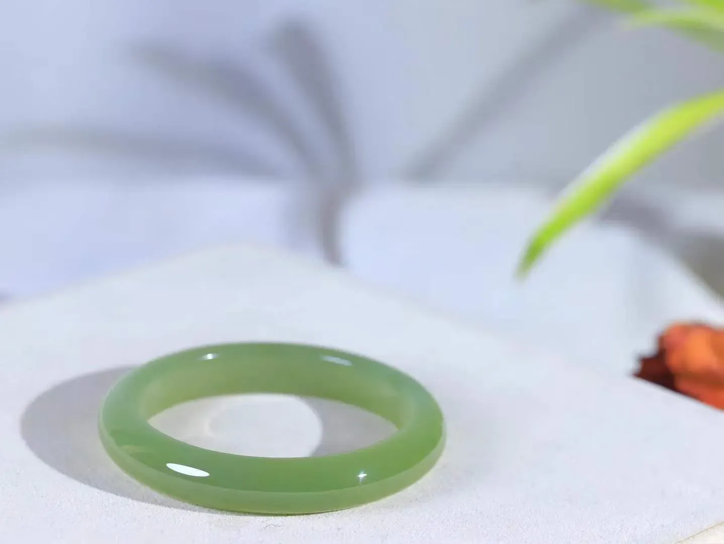 【温润于心.手镯】

精品️和田玉晴水绿手镯，如晴水般清澈，似晴空般纯净。每一缕纹理都诉说着大自然