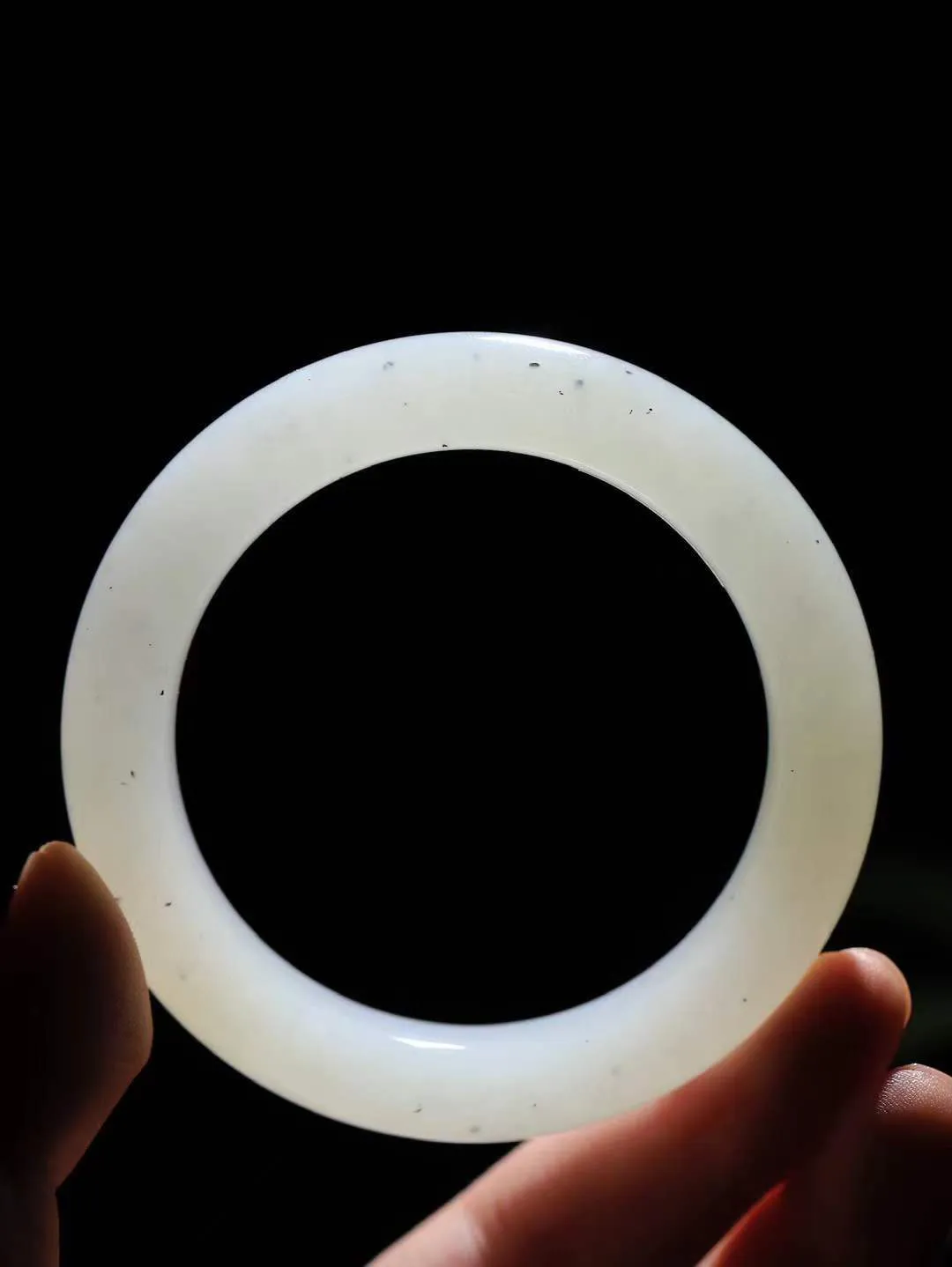 【花样年华·手镯】

精品和田玉白玉点墨手镯，质地油润细腻，色泽高贵典雅，镯型古朴典雅。在诗情画意的雨巷相遇，你是我腕间的一抹风情，有你眸有深情，清风荡漾湖间静水，我愿俯身低眉，在烟波涟漪处，寻你深情倩影。内径55mm尺寸12.6-10.5mm 重67.2克fDA-78102547