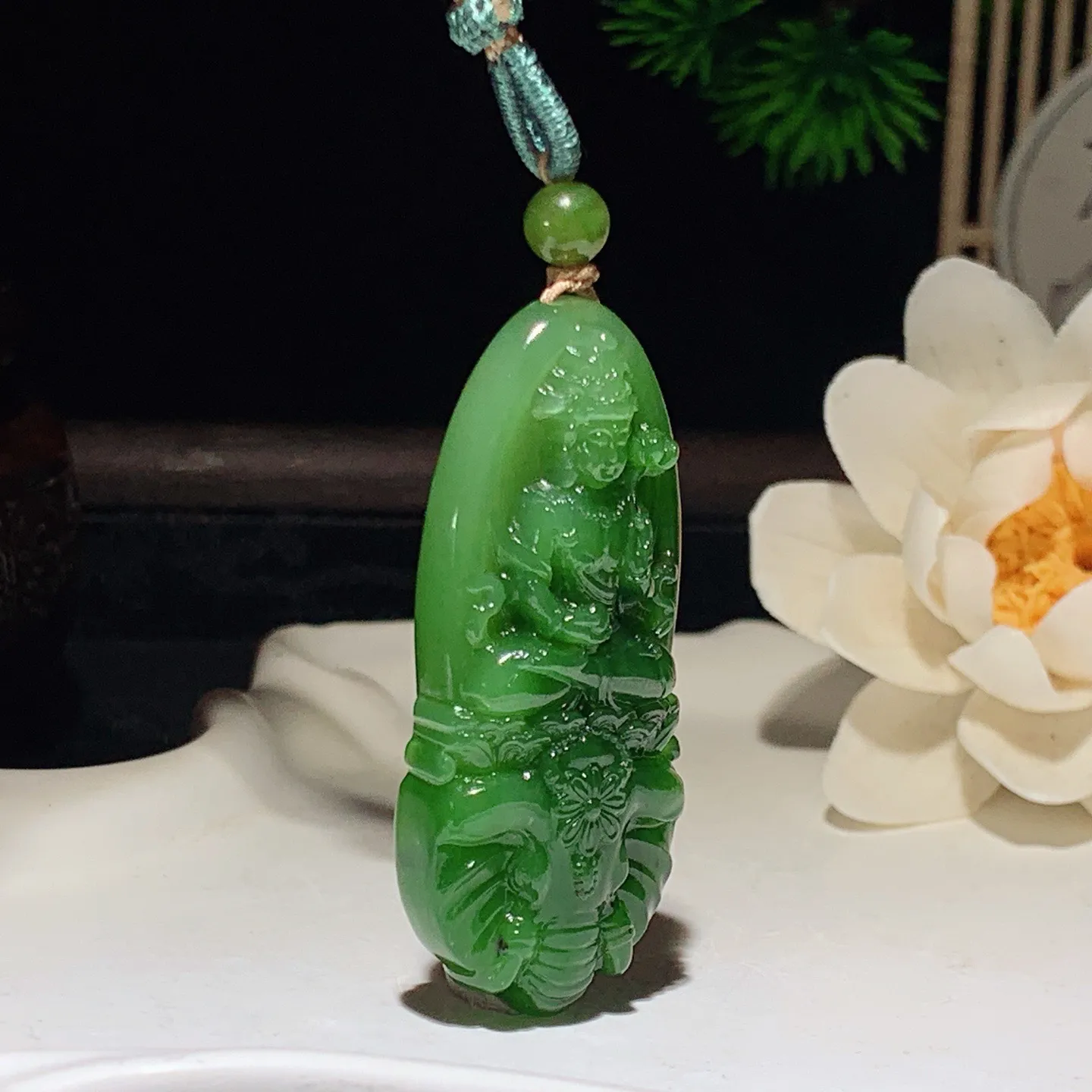 和田玉阳绿俄罗斯碧玉普贤菩萨牌挂件 尺寸52/21/11重23
.5克。玉质细腻油润。手推出油。佩戴高端典雅。lt260127