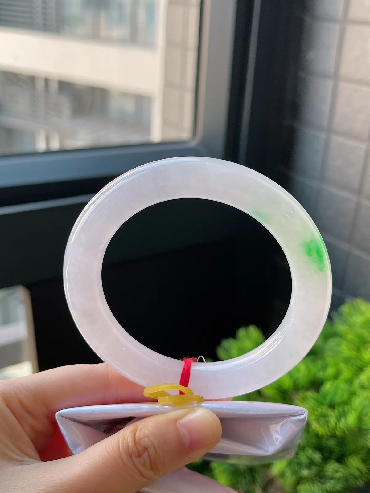 圆镯57.8圈口，翡翠冰糯种飘绿手镯