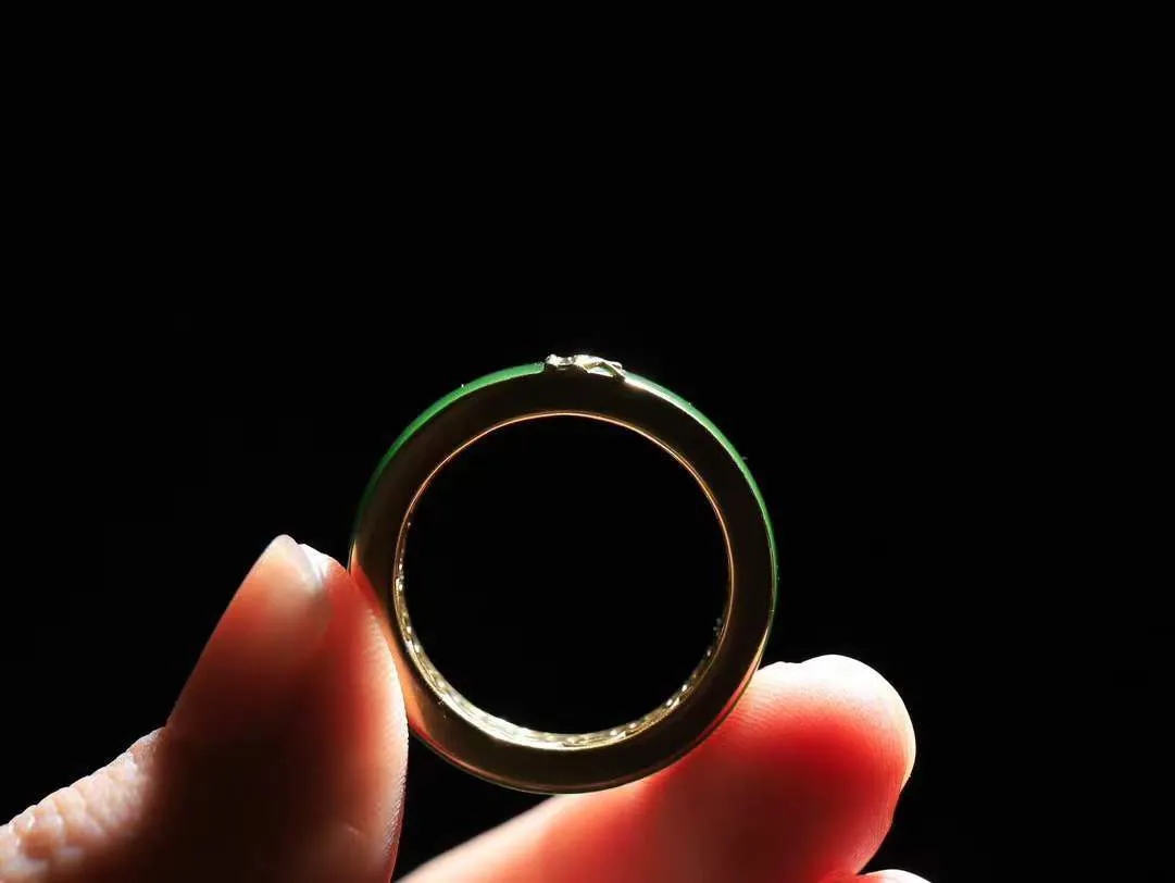 【金镶玉.戒指】

精品和田玉碧玉18k金镶嵌戒指 玉质细腻温润 油性十足 ，不论时光如何流转变化，这枚戒指始终闪耀着最初的光芒。精工镶嵌18K金 （保真金 可检测贵金属18K金） 重6.4克 尺寸19.8-5.7-3.3mm 7810755A