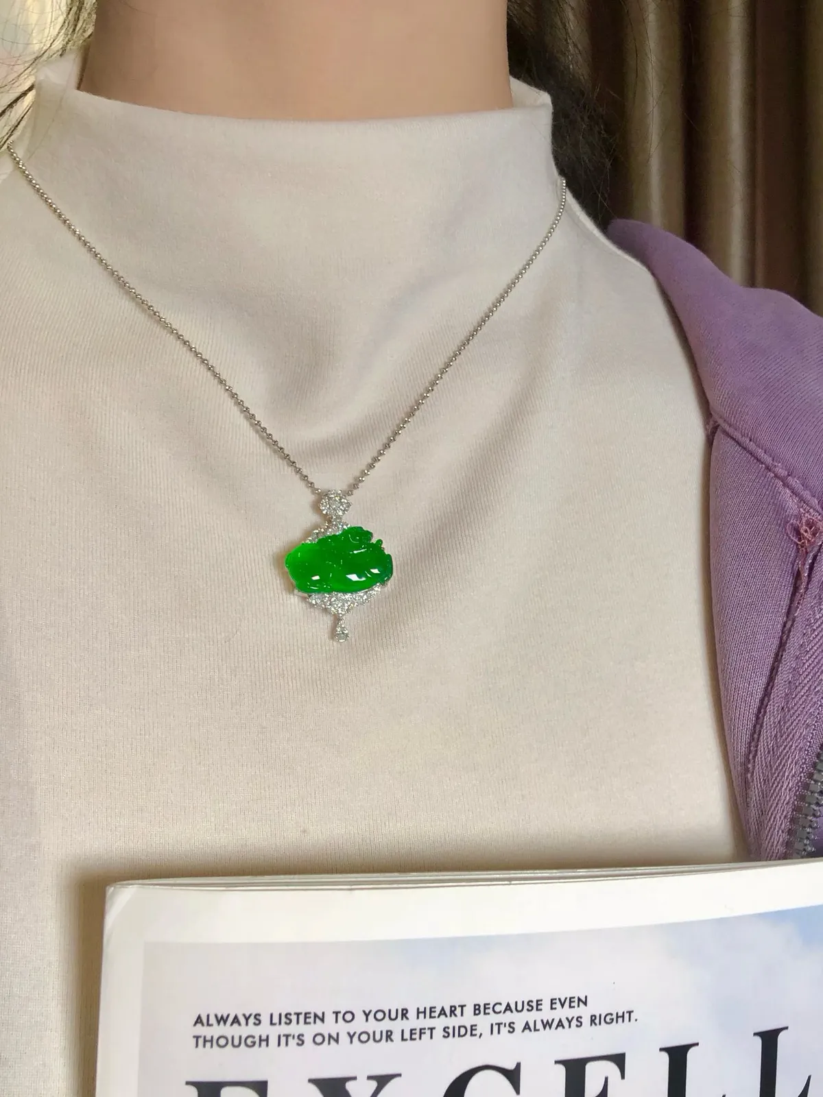 ️缅甸高冰帝王绿唐马吊坠 
满色均匀，种老通透，搭配闪耀的天然钻石镶嵌更显时尚，雕工精湛马背上有元宝，寓意着马上有钱，一马当先
整体32.4×22.5×8.5
裸石22.5×14.2×3