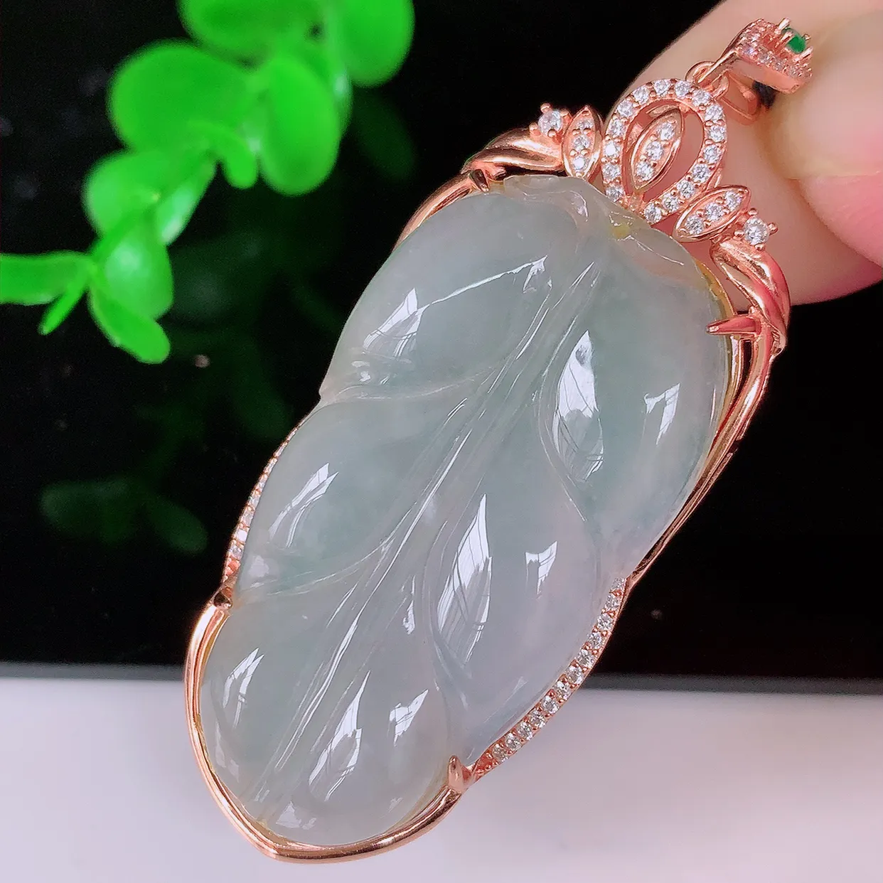 冰种翡翠925银镶嵌叶子吊坠，自然光实拍，翠色灵动，颜色漂亮，种老水足，品相佳，佩戴佳品！#037.4整体59*22.5*8.2裸石41-21.8