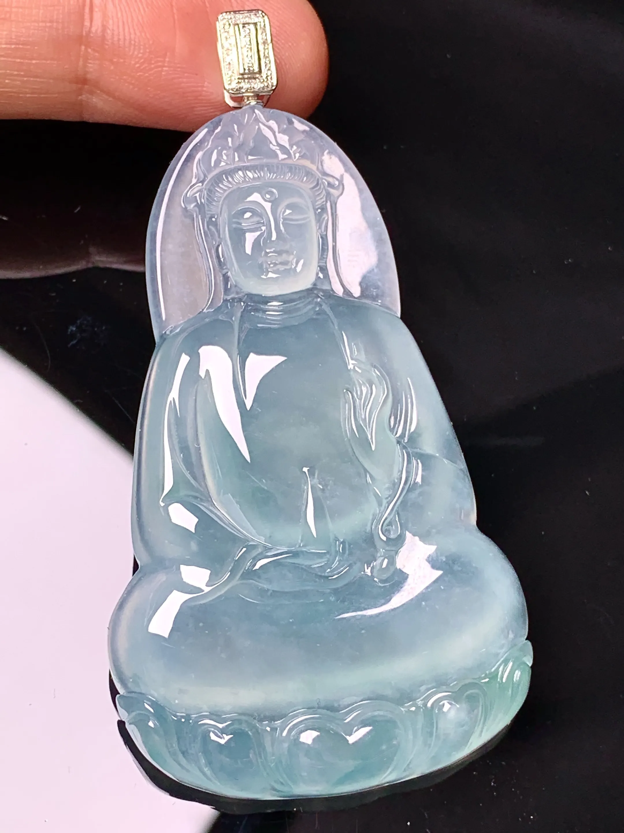 18k金钻冰种观音菩萨吊坠 玉质细腻 色泽清新艳丽 整体尺寸67.7*34.8*5.2
