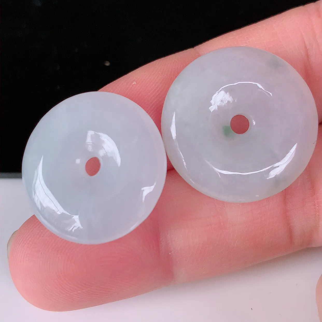 自然光实拍，冰胶翡翠平安扣吊坠，玉扣，平安是福；很美的料子，平安扣佩戴优雅迷人！#033.4尺寸23*5.2，22.5*5.2mm