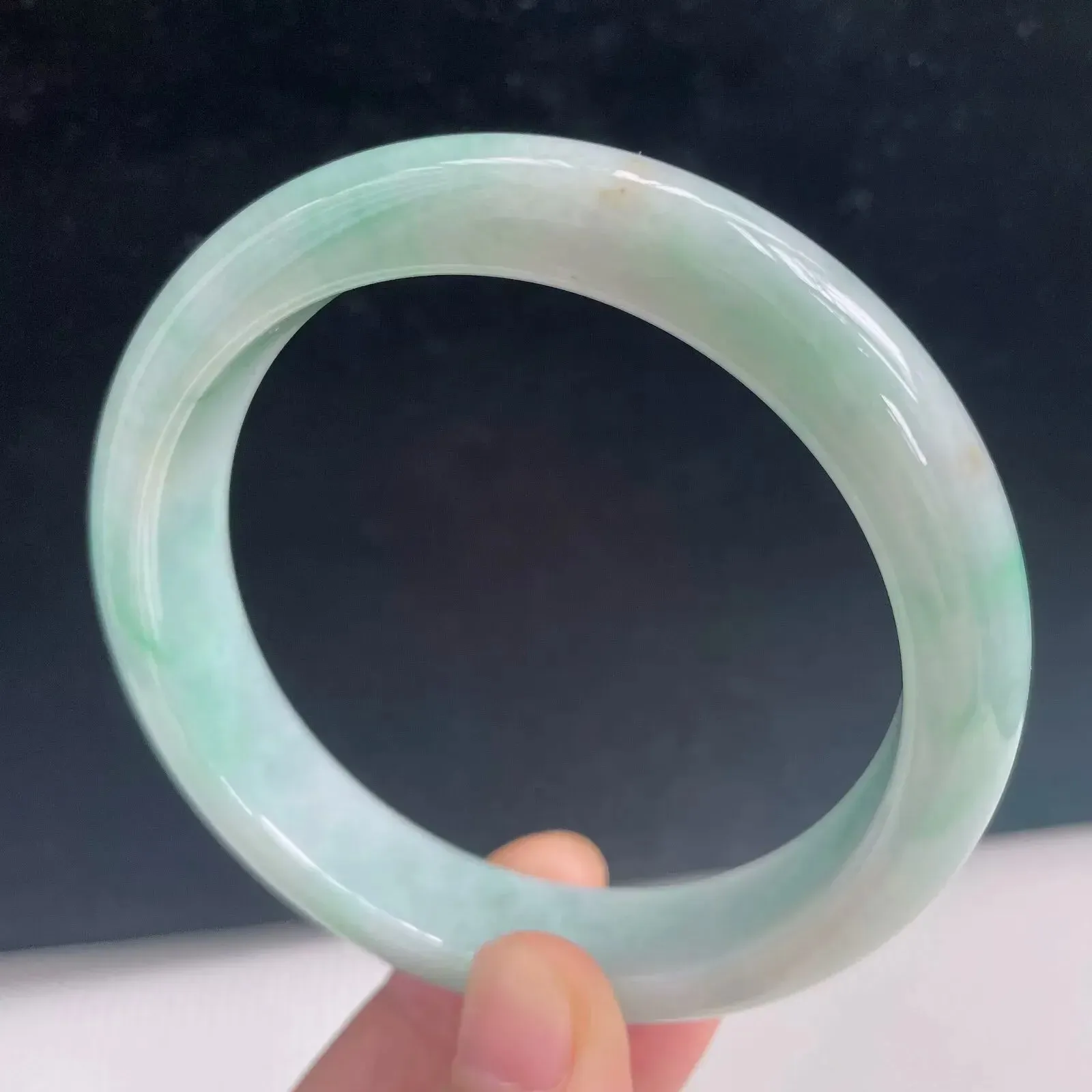 自然光拍摄天然翡翠A货飘绿种水57.8mm正圈手镯 55.29克