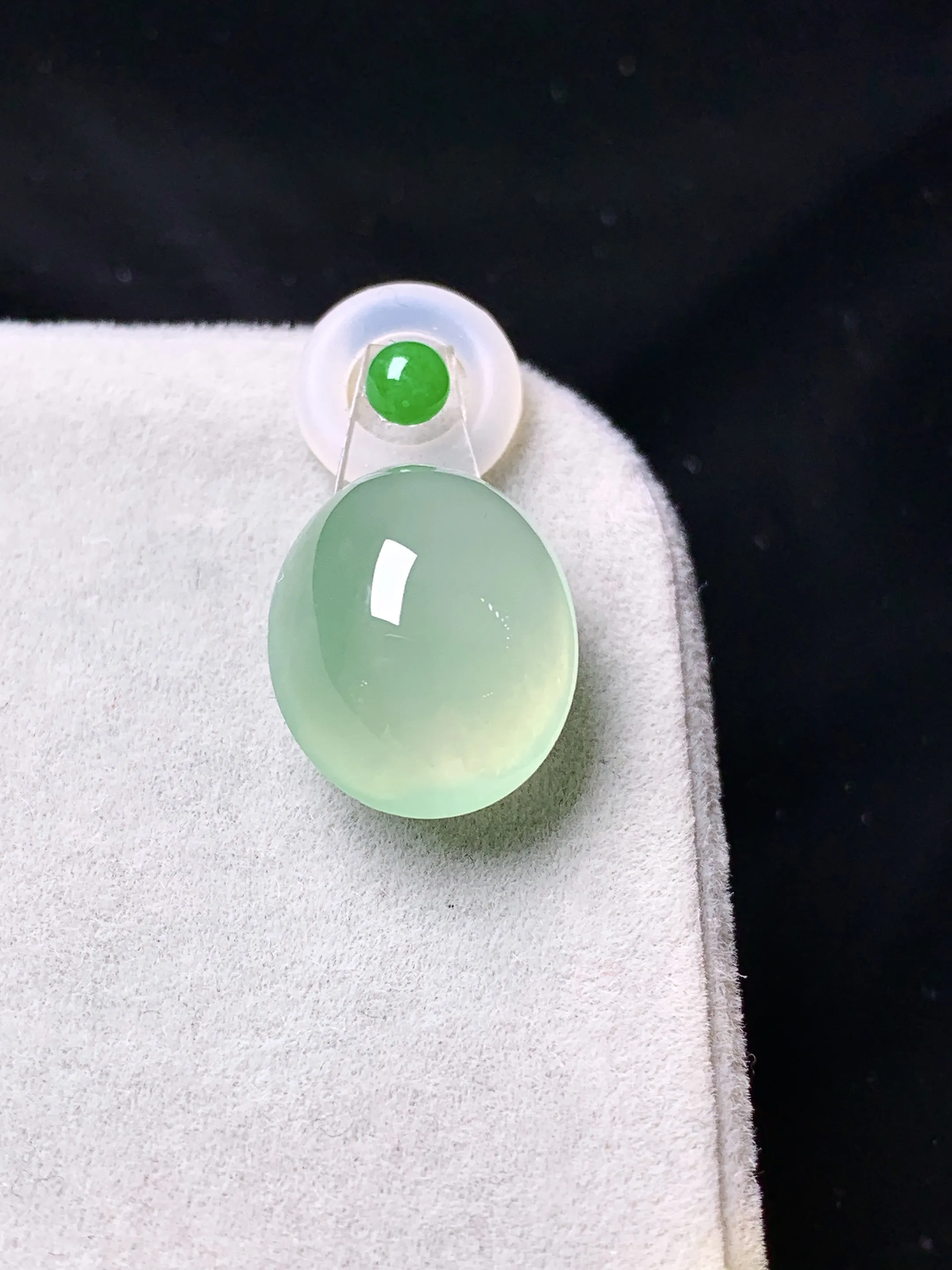 镶嵌款 晴绿蛋面吊坠 玉质细腻 色泽清新艳丽 整体尺寸12.7*10.2*6.8