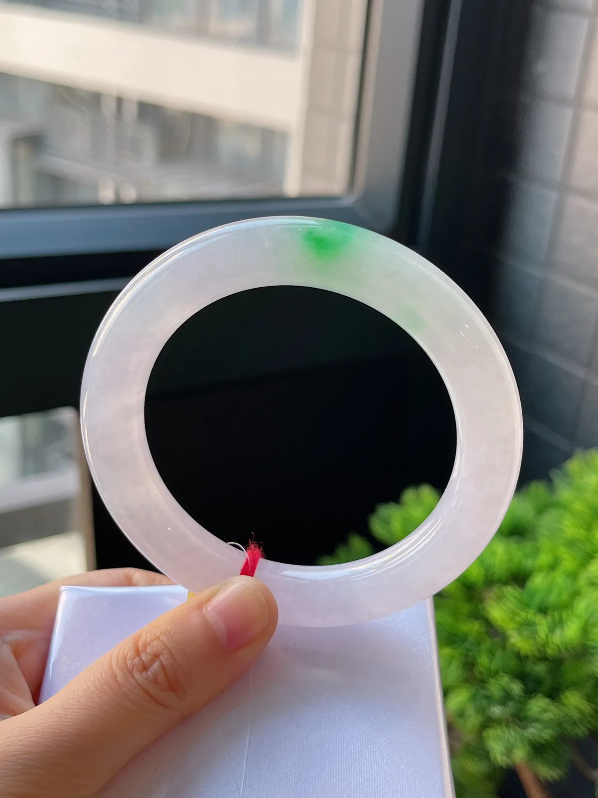 圆镯57.8圈口，翡翠冰糯种飘绿手镯