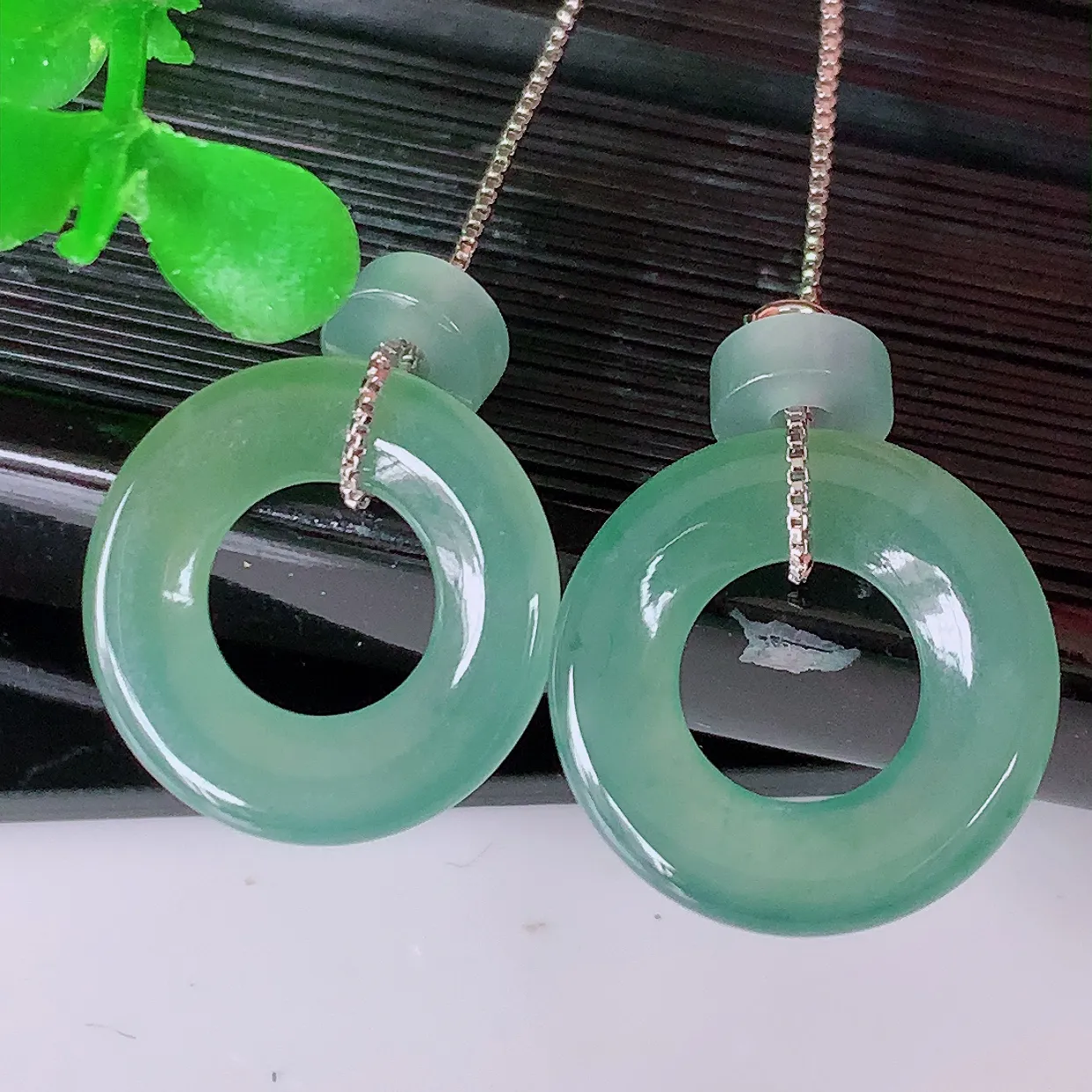 自然光实拍，冰种翡翠一对平安扣耳坠，翠色灵动，玉质细腻，颜色漂亮，品相佳，佩戴佳品！配银线 #131