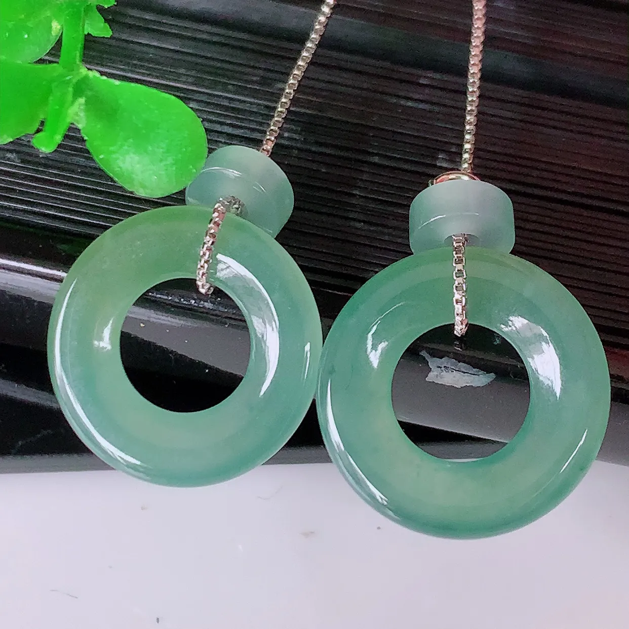 自然光实拍，冰种翡翠一对平安扣耳坠，翠色灵动，玉质细腻，颜色漂亮，品相佳，佩戴佳品！配银线 #131.4平安扣尺寸15-2.2