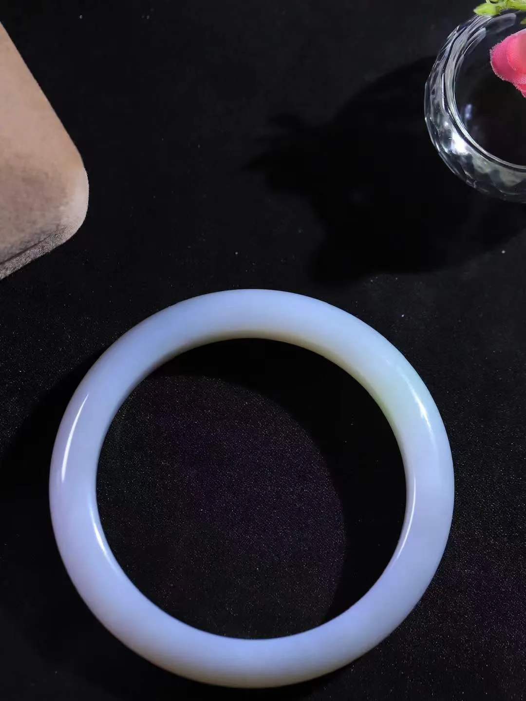 （温柔雅致.手镯）

精品和田玉三色手镯。镯型饱满，温润细腻，脂润沁香。️执一卷书，沏一盏茶，着一袭裙，戴一只镯。淡淡浅笺，素心若兰，静赏玉中诗画。悠悠岁月，芊手轻摘，盛满诗样芳华。重54克   尺寸59-11.5-8.5mm    FDA-32152600