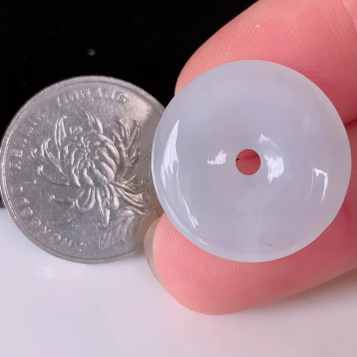 自然光实拍，冰胶翡翠平安扣吊坠，玉扣，平安是福；很美的料子，平安扣佩戴优雅迷人！#033.4尺寸23*5.2，22.5*5.2mm