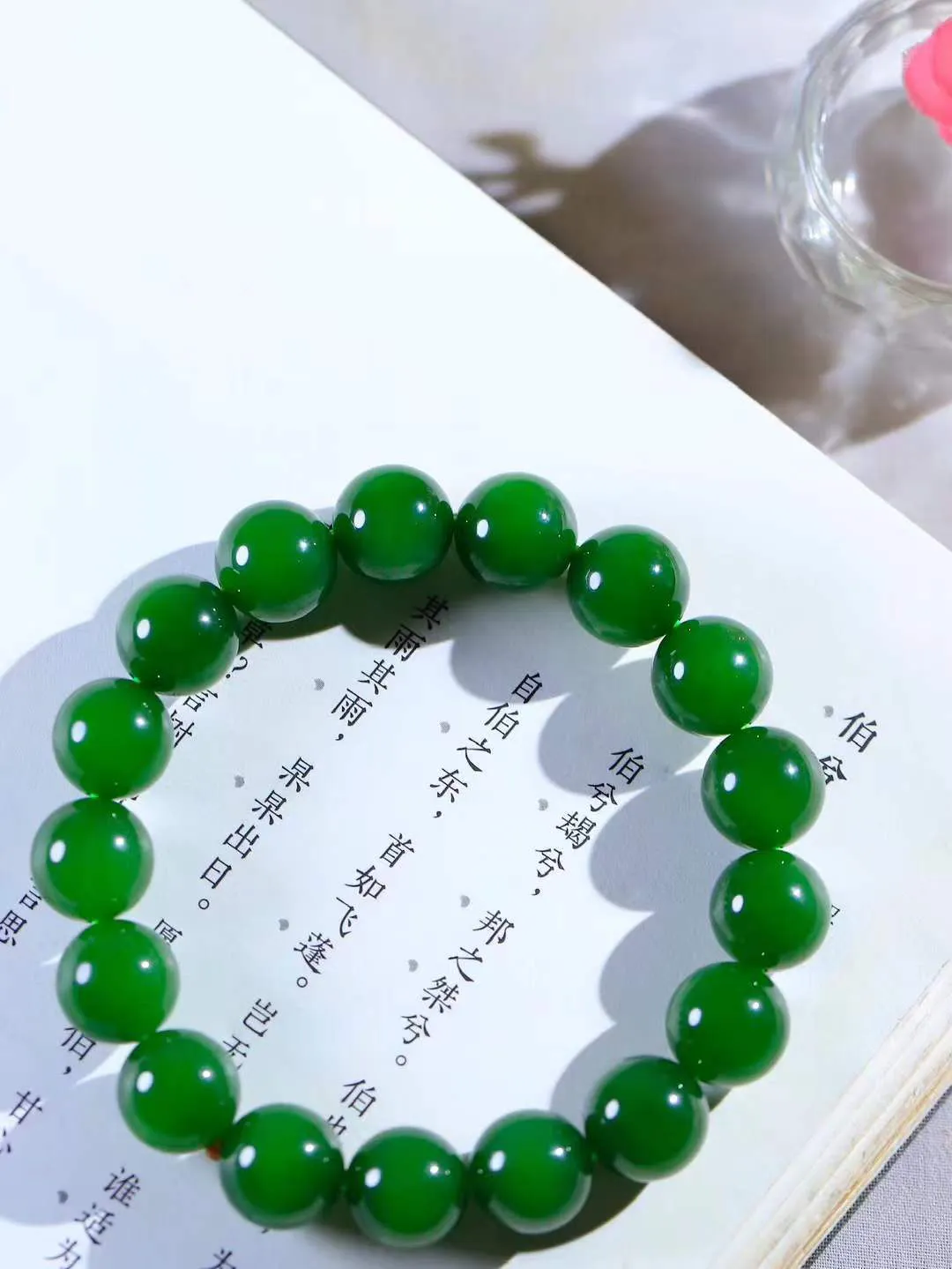 【珠圆玉润.手串】

收藏级臻品️和田玉碧玉珠圆玉润手串 玉质温润细腻  整串打磨圆润，佩戴舒适。珠珠落玉盘，间关莺语花底滑，一生美好时光，无论身在何处，都有它相伴相守。事事顺遂，幸福美满，吉祥如意。重44.8克 尺寸取一11.9mm  FDA-22102737