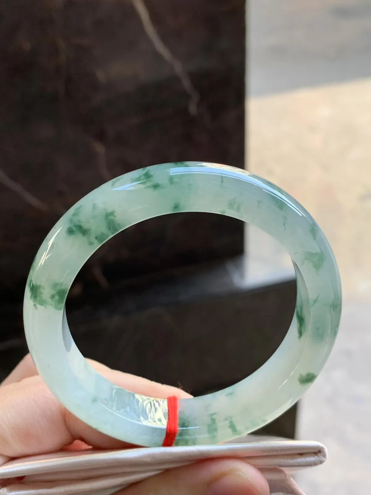 冰种飘花手镯
  品相好 清爽 颜色漂亮 种水好 
     尺寸 55.3-13.3-8.8mm