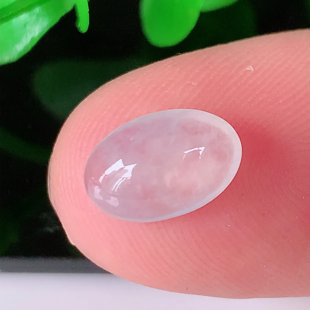 自然光实拍，冰种翡翠戒面，蛋面，翠色灵动，玉质细腻，颜色漂亮，品相佳，镶嵌更靓，佩戴佳品！#681.