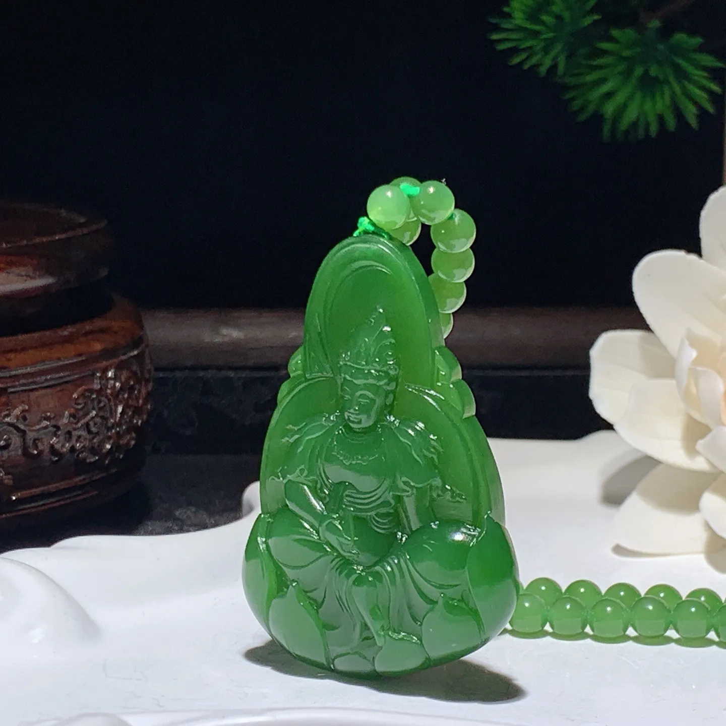 和田玉阳绿俄罗斯碧玉坐莲观音挂件 尺寸50/35/9重44.4克。玉质细腻油润。手推出油。佩戴高端典雅。lt260127