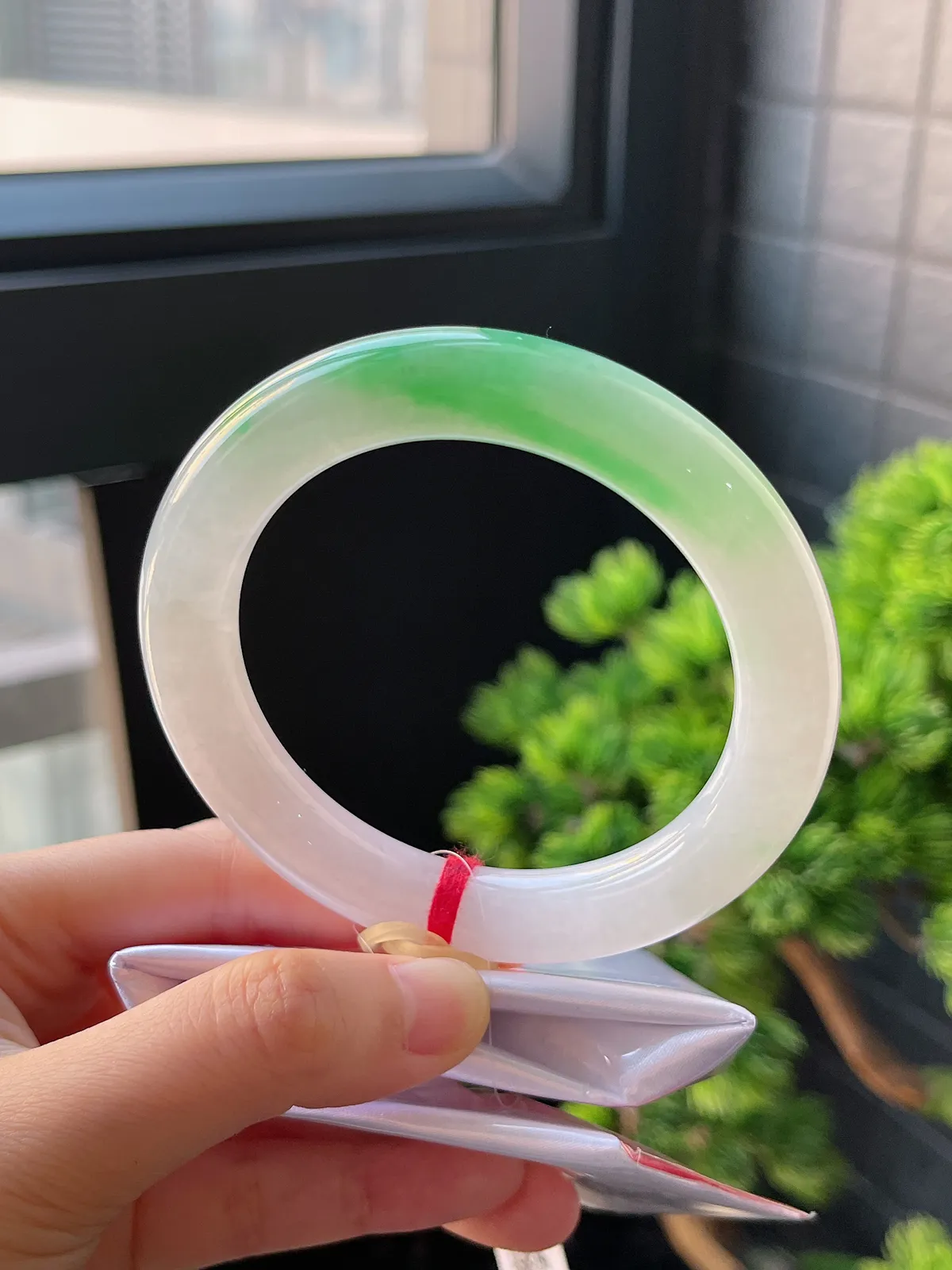 圆镯58圈口，翡翠冰糯种飘绿手镯