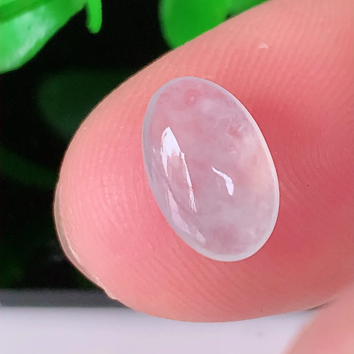 自然光实拍，冰种翡翠戒面，蛋面，翠色灵动，玉质细腻，颜色漂亮，品相佳，镶嵌更靓，佩戴佳品！#681.4尺寸10.5*6.8*3.5mm