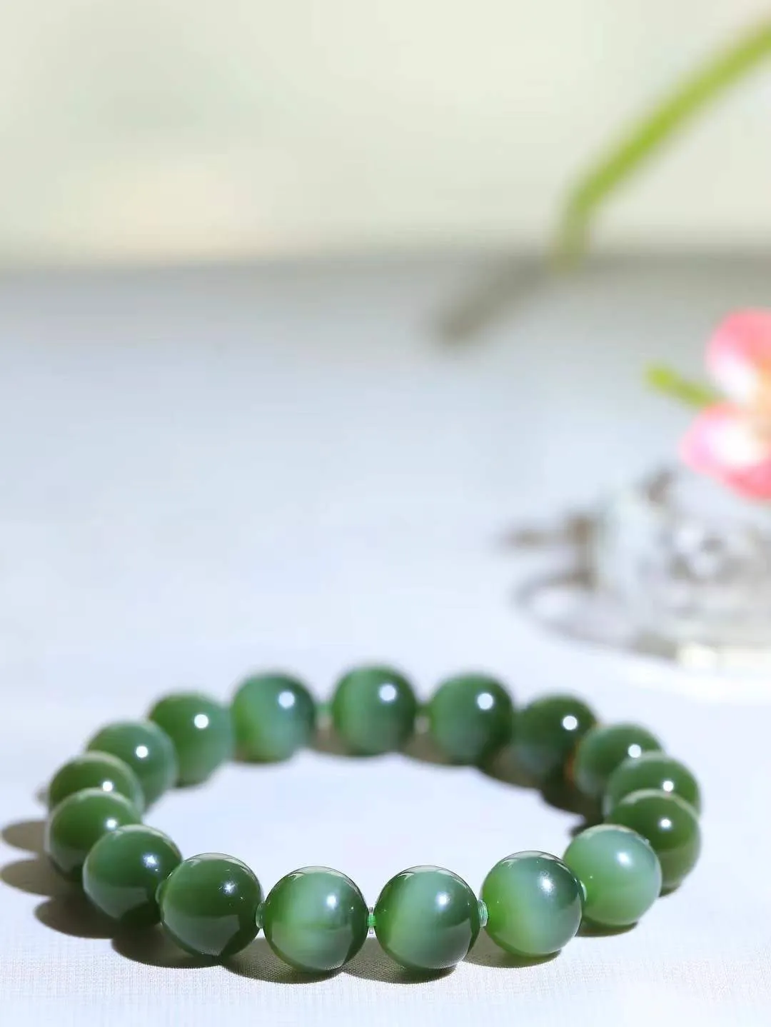 【珠圆玉润.手串】

精品️和田玉碧玉猫眼珠圆玉润手串 玉质温润细腻  整串打磨圆润，佩戴舒适。珠