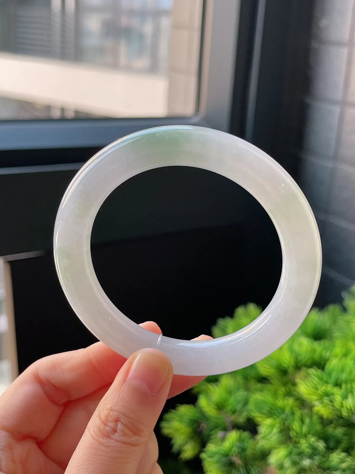 圆镯56圈口，翡翠冰糯种淡绿色手镯