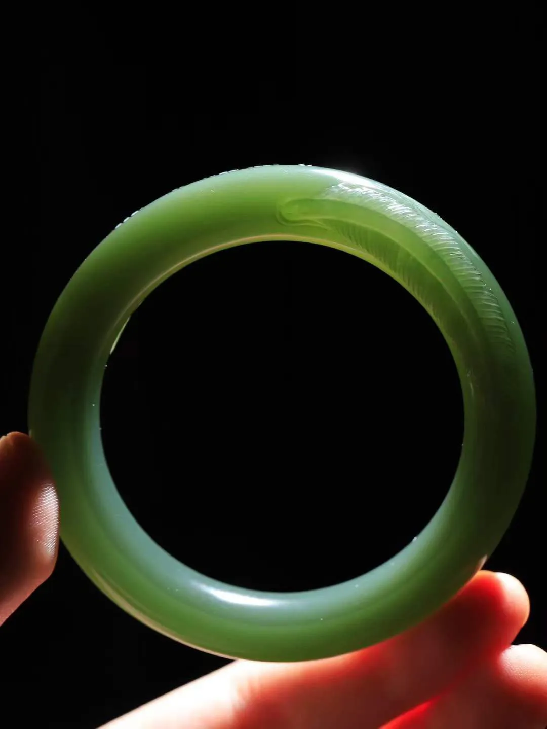 【碧色荡漾·手镯】

精品️和田玉碧玉手镯，玉质细腻温润，手感舒适，️线条流畅，简约大气，美自天成，佩戴于腕间，婉约之美，举手投足间透出那份低调奢华，醉人心扉。重67.7克 内径圈口55mm尺寸12.7-10.5mm FDL-77102532