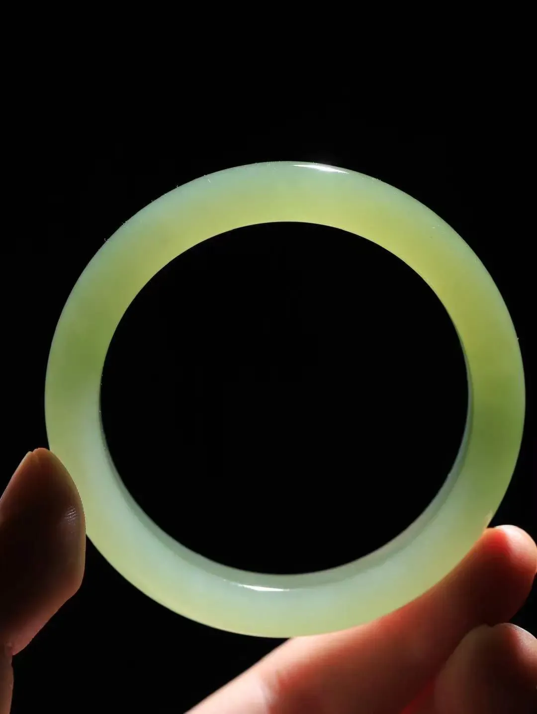 【温润于心.手镯】

精品️和田玉晴水绿手镯，如晴水般清澈，似晴空般纯净。每一缕纹理都诉说着大自然的馈赠，温润细腻，触手生温。佩戴它，仿佛将一片宁静的晴水湖戴在腕间，优雅从容，气质非凡。重48.3克  尺寸56-11.3-8.4mm  55122633A