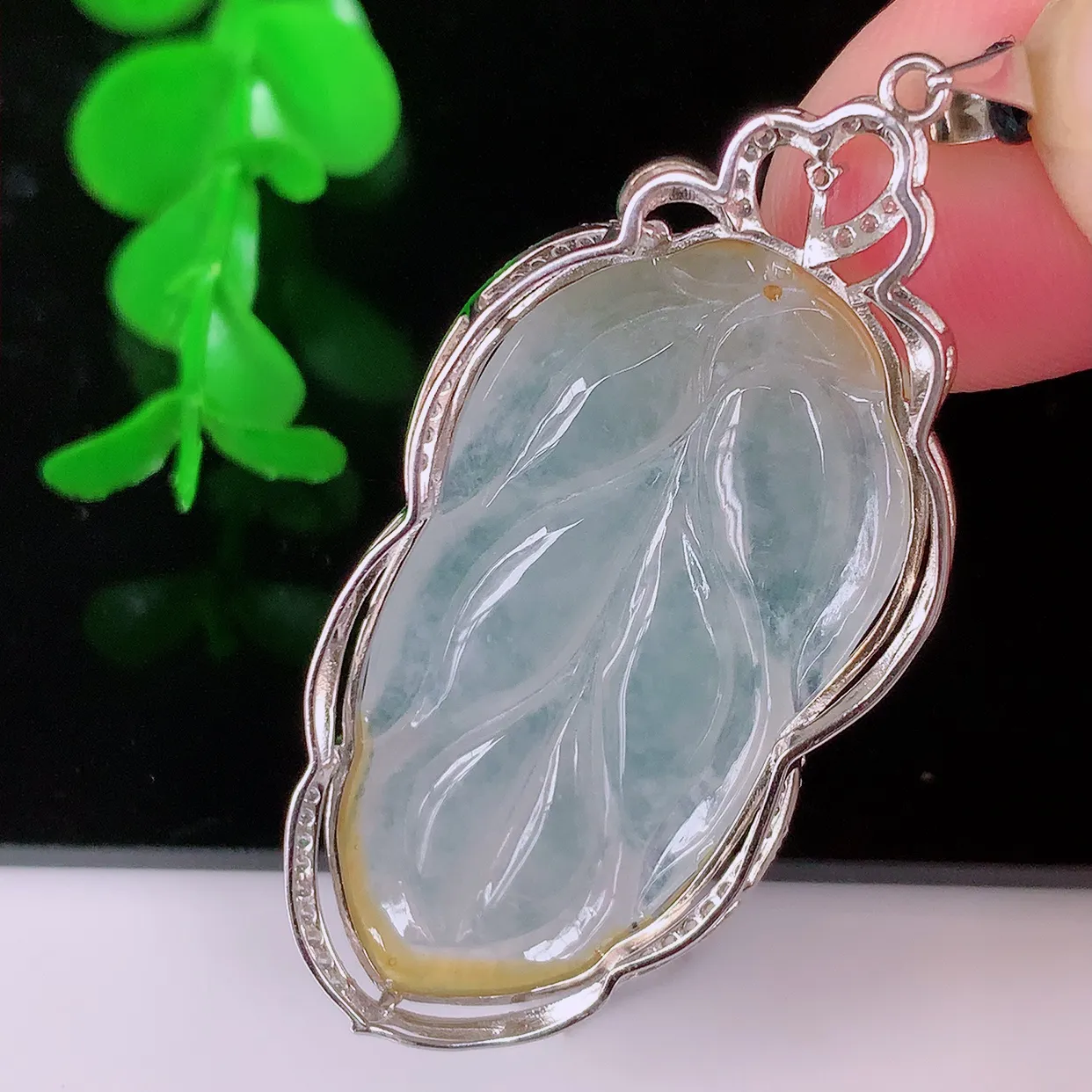 冰种翡翠925银镶嵌叶子吊坠，自然光实拍，翠色灵动，颜色漂亮，种老水足，品相佳，佩戴佳品！#036.4整体52.5*22.5*7.2裸石36.5*18.5