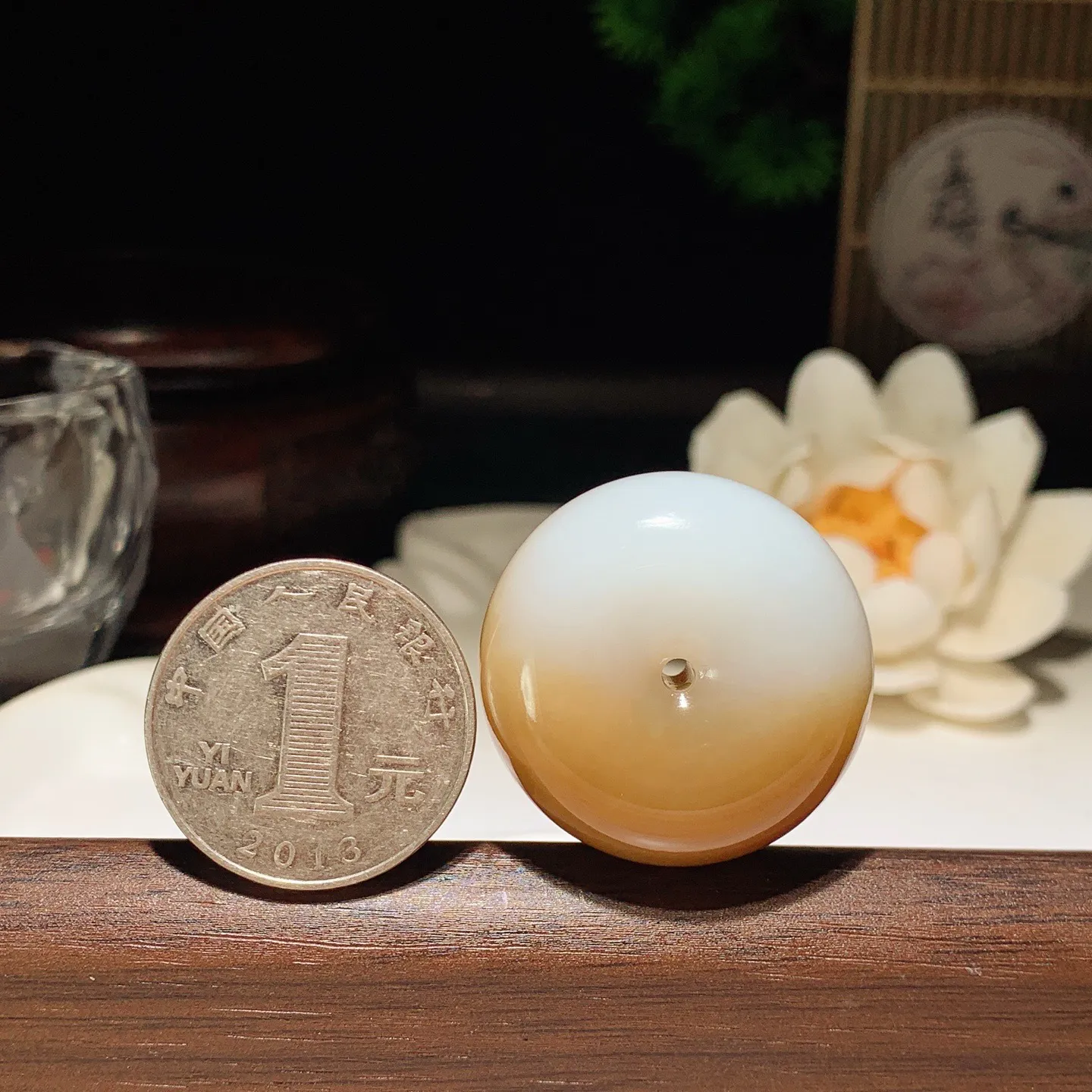 和田玉且末糖平安扣挂件 尺寸30/15重25.3克。玉质细腻油润。手推出油。佩戴高端典雅。lt260127